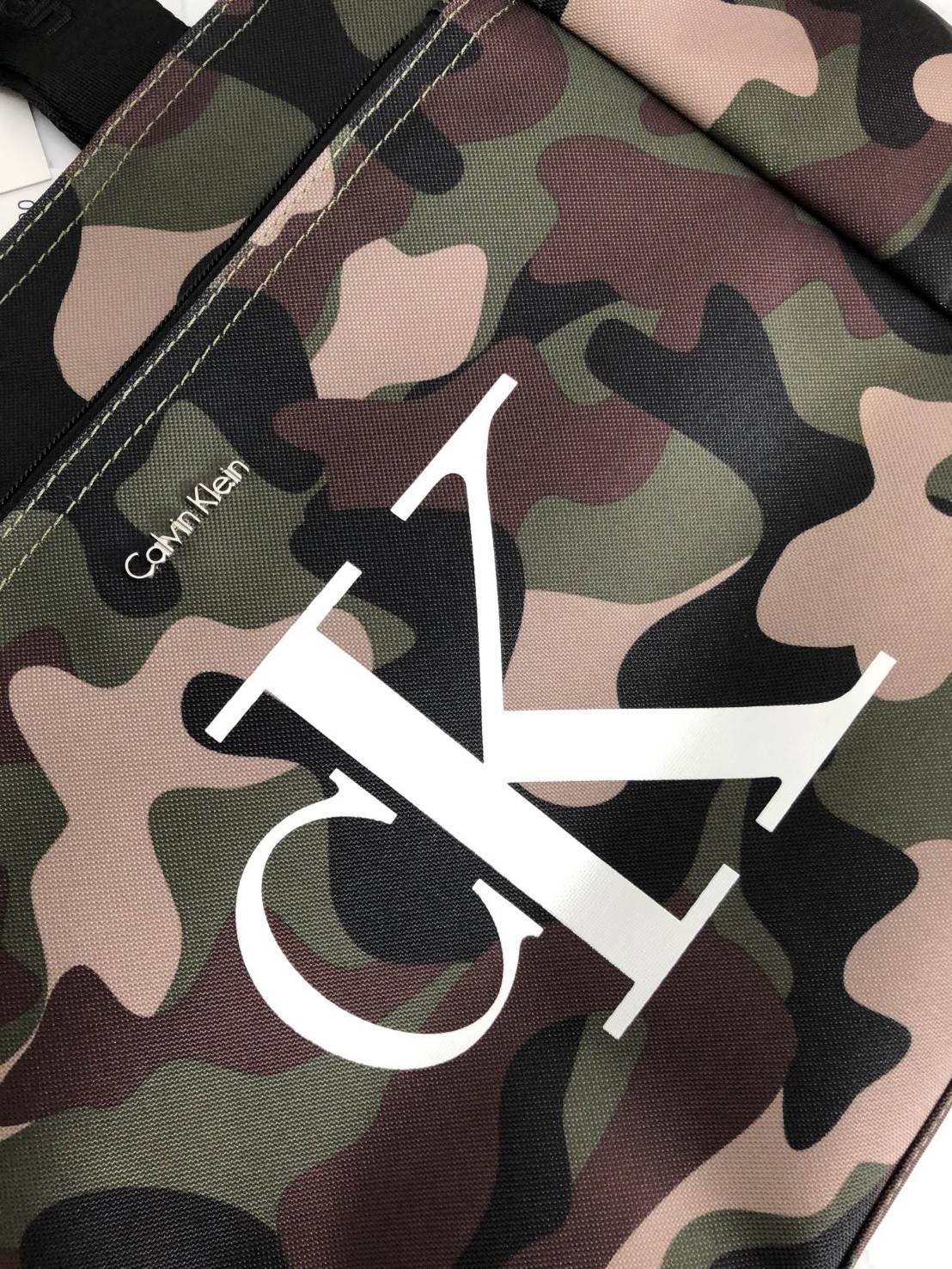 New Calvin Klein Medium Tote Bag พร้อมส่งสินค้ารุ่นหายากค่ะ กระเป๋าถือทรง tote วัสดุผ้าอย่างดี ด้านหน้าสกรีนโลโก้แบรนด์คมชัด มีช่องซิปยาว ช่องกว้างใส่ของจุ เปิดปิดกระเป๋าแบบซิป หัวซิปปั้มแบรนด์ ภายในกระเป๋าโล่งกว้างมากค่ะ มีช่องซิปให้อีกช่อง หูหิ้วกระเป๋า