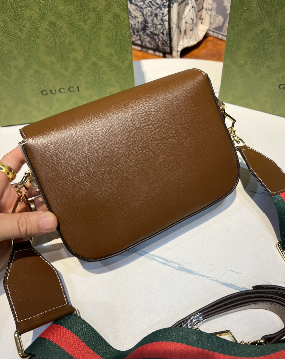 หนังแท้ GUCCI Horsebit 1955 mini bag GG Supreme canvas ที่สุดของรุ่นที่ฮอตหนักมาก คอลเลคชั่นที่ยอดขายดีตั้งแต่วันแรกที่ลง shop ด้วยรูปทรงที่กะทัดรัด ตอบโจทย์ได้ทุกลุค ทุกไลฟ์สไตล์ ใช้งานได้ง่ายคล่องตัว เรียกได้ว่าใครไม่มีได้ยังไง สวยขนาดนี้!!