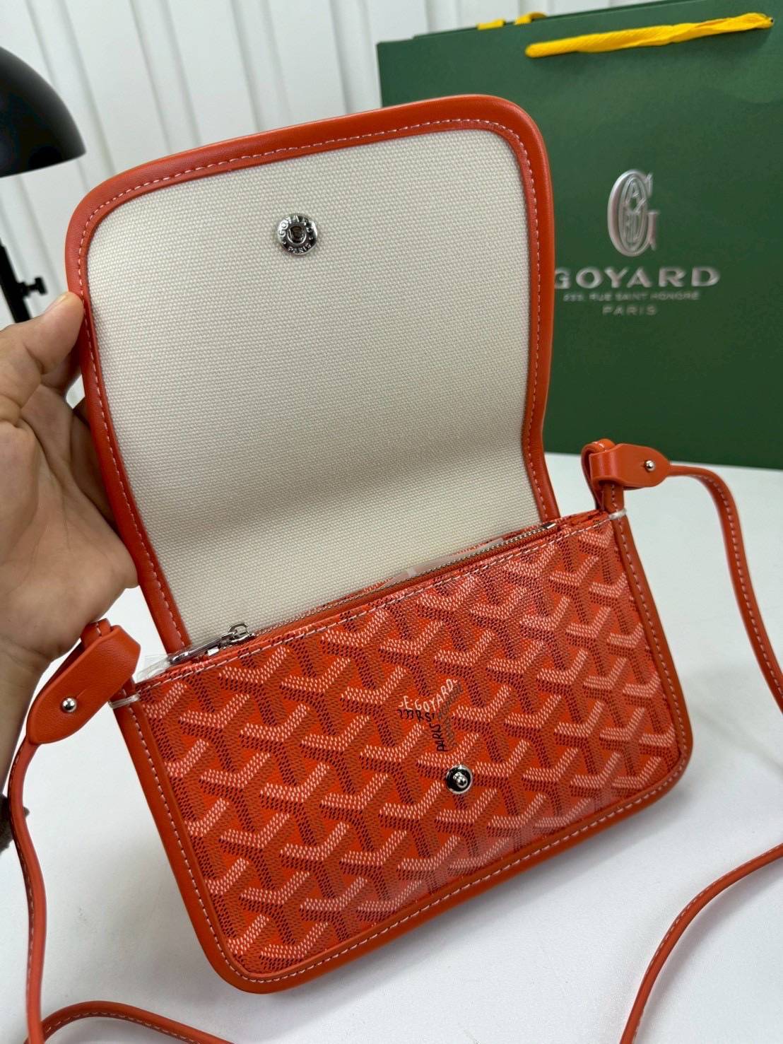 10 สี ORI หนังแท้ | GOYARD Plumet pouch-wallet กระเป๋าสะพายใบเล็กกะทัดรัด ดีไซน์กระเป๋าสตางค์ Plumet ดีไซน์มาพร้อมช่องใส่เหรียญ ธนบัตร และบัตรต่างๆ สามารถสะพายไหล่เป็นกระเป๋าสะพายข้างได้เหมือนกระเป๋าใบเล็ก