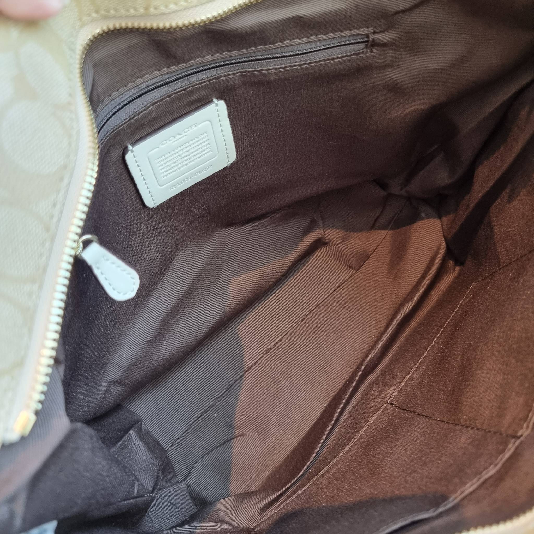 OUTLET 】COACH F58292 CITY ZIP TOTE IN SIGNATURE 16" รุ่นขายดี!! ไซส์ใหญ่ สีสวยมาให้แบบจัดเต็ม!! กระเป๋าถือทรงโท้ทใบใหญ่ สวยน่าใช้ทุกสี สะพายคล้องไหล่ได้เก๋ๆ จุของแน่นๆไปเลยจ้า!! วัสดุหนังแคนวาสคุณภาพ ปากกระเป๋าเปิด-ปิดด้วยซิป กันของหล่นได้ ถือไปไหนก็