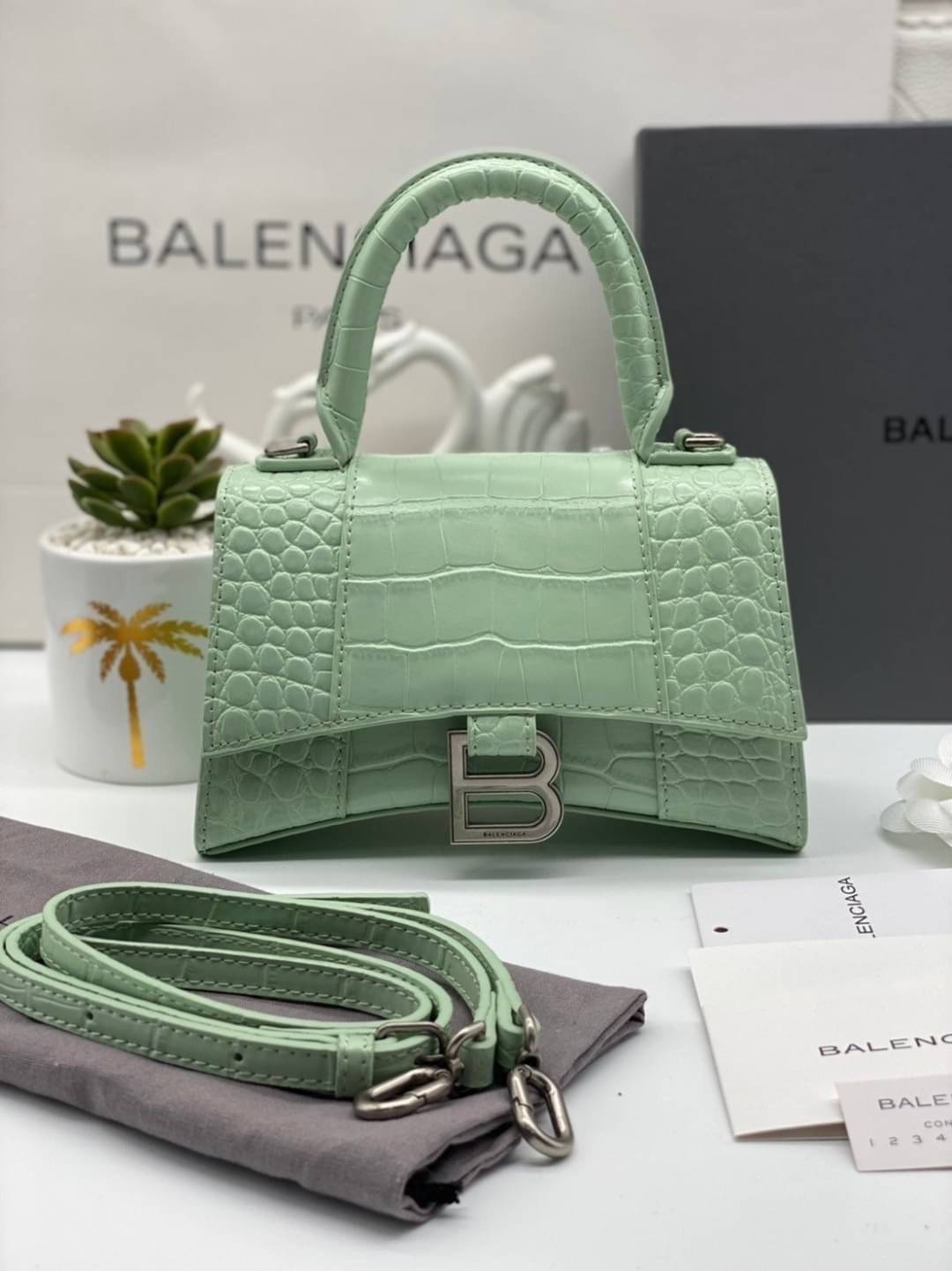 หนังแท้ BALENCIAGA HOURGLASS TOP HANDLE XS Shiny crocodile embossed calfskin การสร้างสรรค์ที่มีเอกลักษณ์เฉพาะตัว หรูหรา โทนสีโดดเด่น วัสดุหนังแท้ลายจระเข้ ภายในโล่งกว้างหนังแนปป้าอย่างดี เกรดออริจินอล ตอบโจทย์ได้ทุกลุค ทุกไลฟ์สไตล์ ภาพสินค้าถ่ายจากงานขายจ