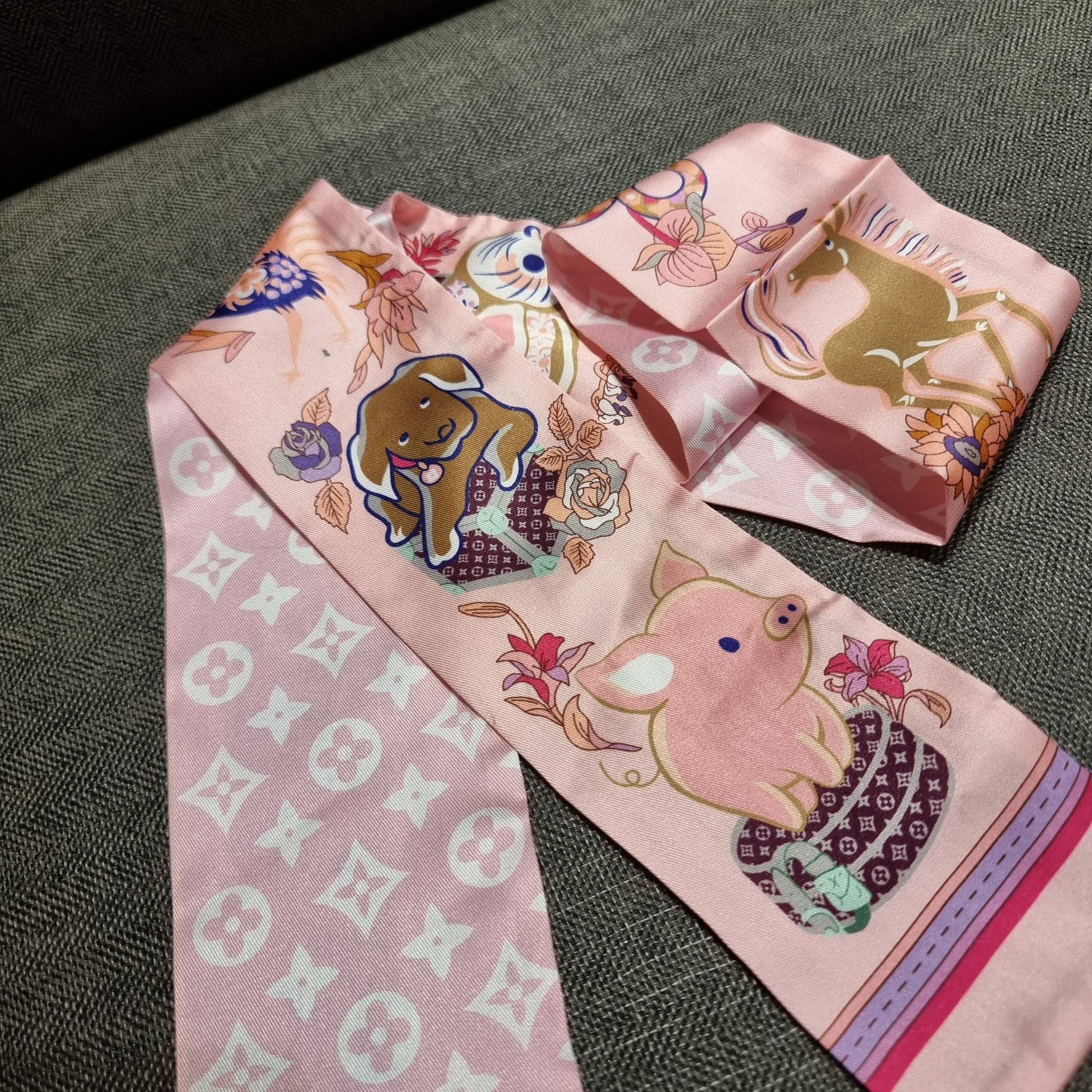 LV Noe bb damier azur กระเป๋าทรงขนมจีบสุดฮอต ราคาสุดคุ้ม ลิมิเต็ดมากๆ แถมฟรี ริบบิ้นแบรนด์เอนกประสงค์ จะใช้แทนสายรูดปากกระเป๋า ผูกเป็นโบว์ตกแต่งเก๋ๆ หรือจะพันถนอมสายสะพายยังได้ คุ้มจริง!! วัสดุหนังแคนวาส ภายในโล่งกว้าง ใส่ของได้ตามสะดวก สายสะพายปรับได้อีก