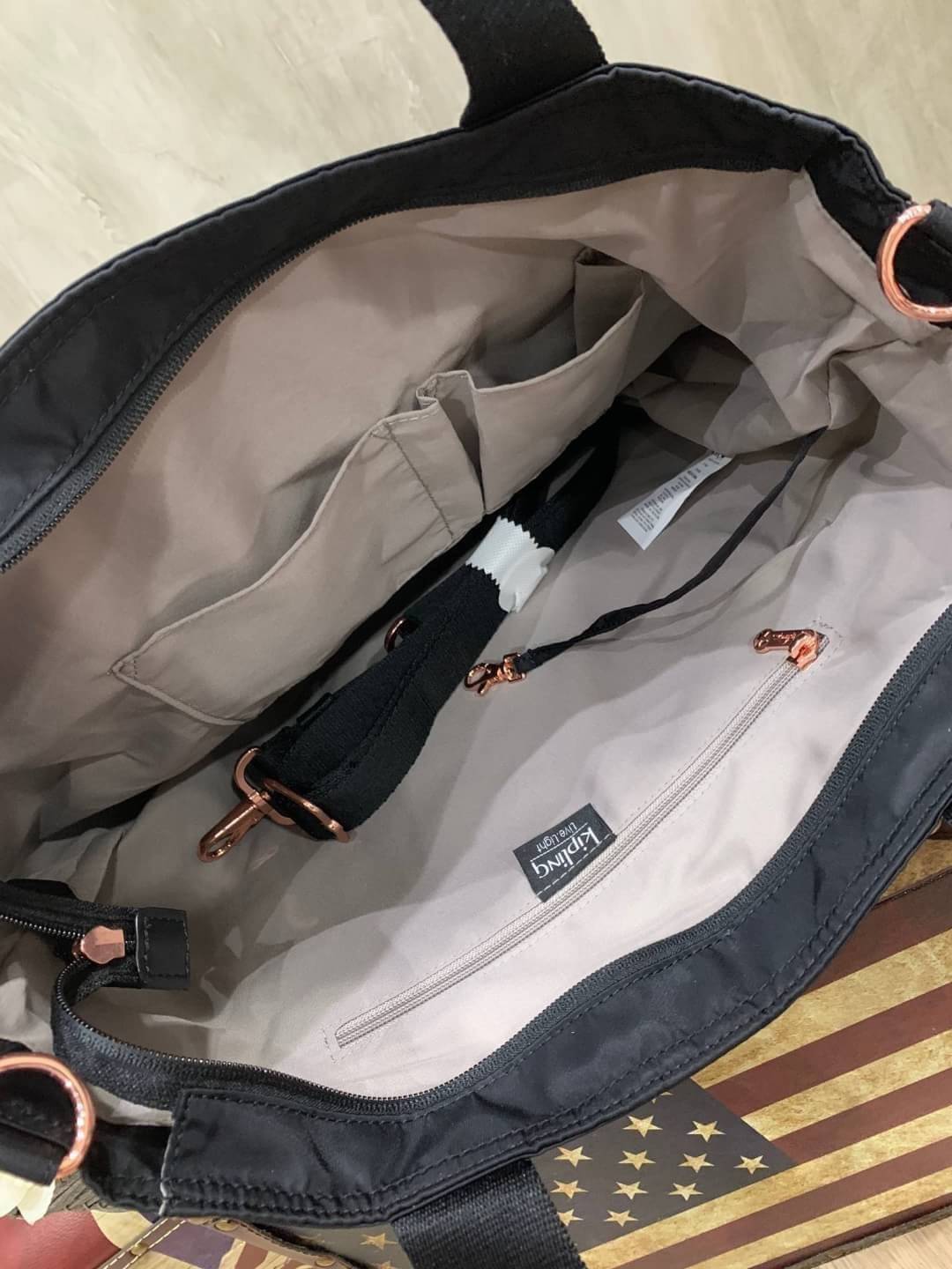 KIPLING ESIANA Expandable Medium Tote Bag (fits laptop) คอลเลคชั่นใหม่ล่าสุดจาก Paka Premium กระเป๋าถือหรือสะพายที่ใส่สัมภาระเสื้อผ้าได้มากหรือแม้กระทั่งแล็ปท้อปหรือโน้ตบุ๊คในลุคช์คนทำงานก็ได้ สามารถขยายทรงได้จากฐานซิปด้านล่าง วัสดุ Polyester100% อะไหล่สี