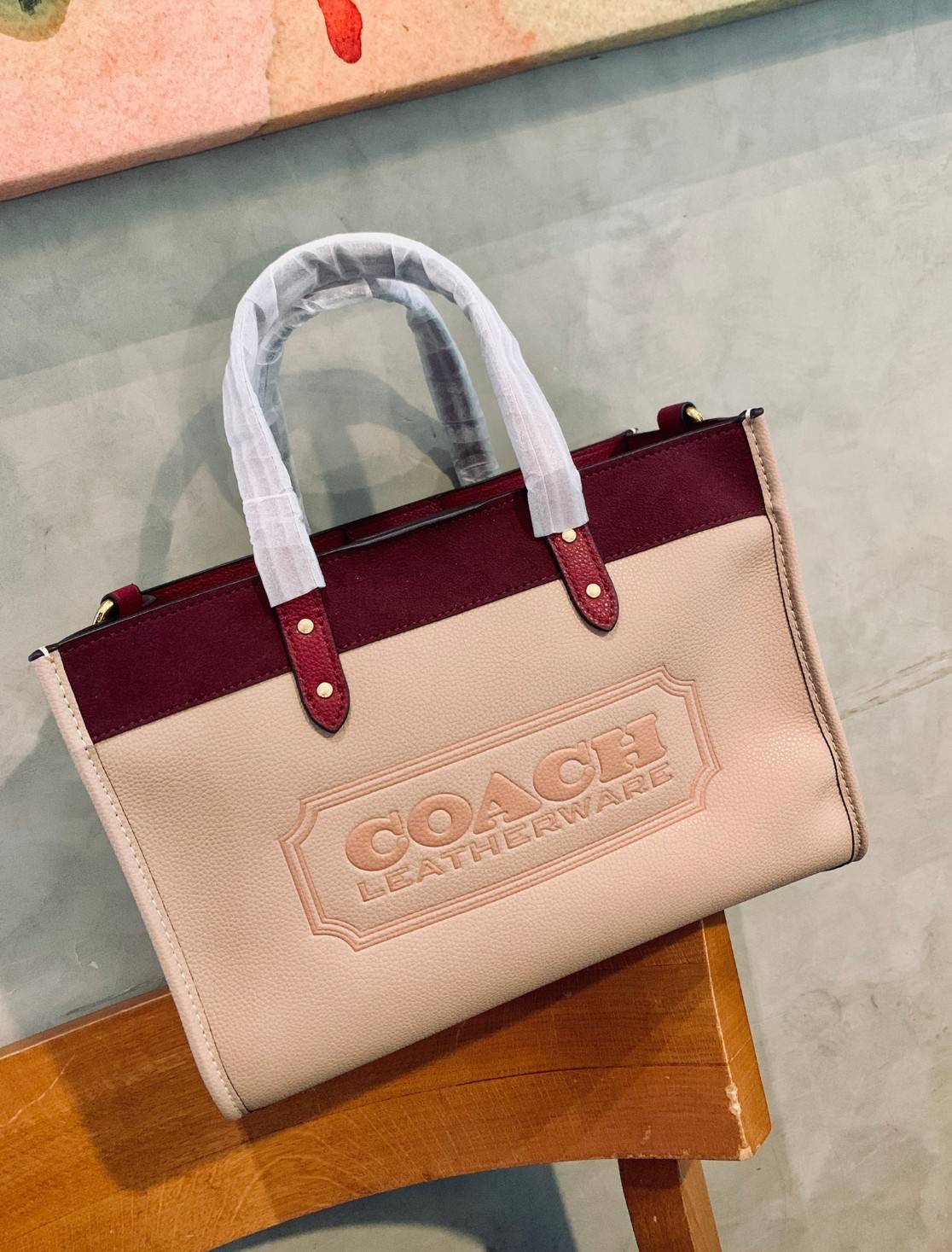 COACH FIELD TOTE IN COLORBLOCK WITH COACH BADGE ((C6035)) 📌พร้อมส่ง ยังไม่มีในไทยแน่นอนนจ้าา😘 กระเป๋าทรง Tote ที่สาวๆต้องมีติดตัวสักใบ! รุ่นนี้ใช้หนังแท้อย่างดี หนังนิ่ม สวยมากๆค่ะ หลงรักแน่นอน