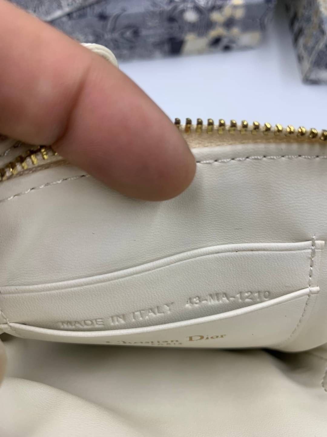 VIP 】CHRISTIAN DIOR PHONE BAG 2 in 1 DOUBLE BAG กระเป๋าเซ็ท 2 ใบ มีสายสะพายข้าง ถอดออกใช้งานได้ ถือว่าคุ้มมากๆเลยค่ะ สามารถใช้งานแยกกันได้ ใส่สายสะพายหรือ ถือได้ วัสดุหนังแท้ สวยงามนุ่มฟู น่ารักมากๆ เลยน้าาา