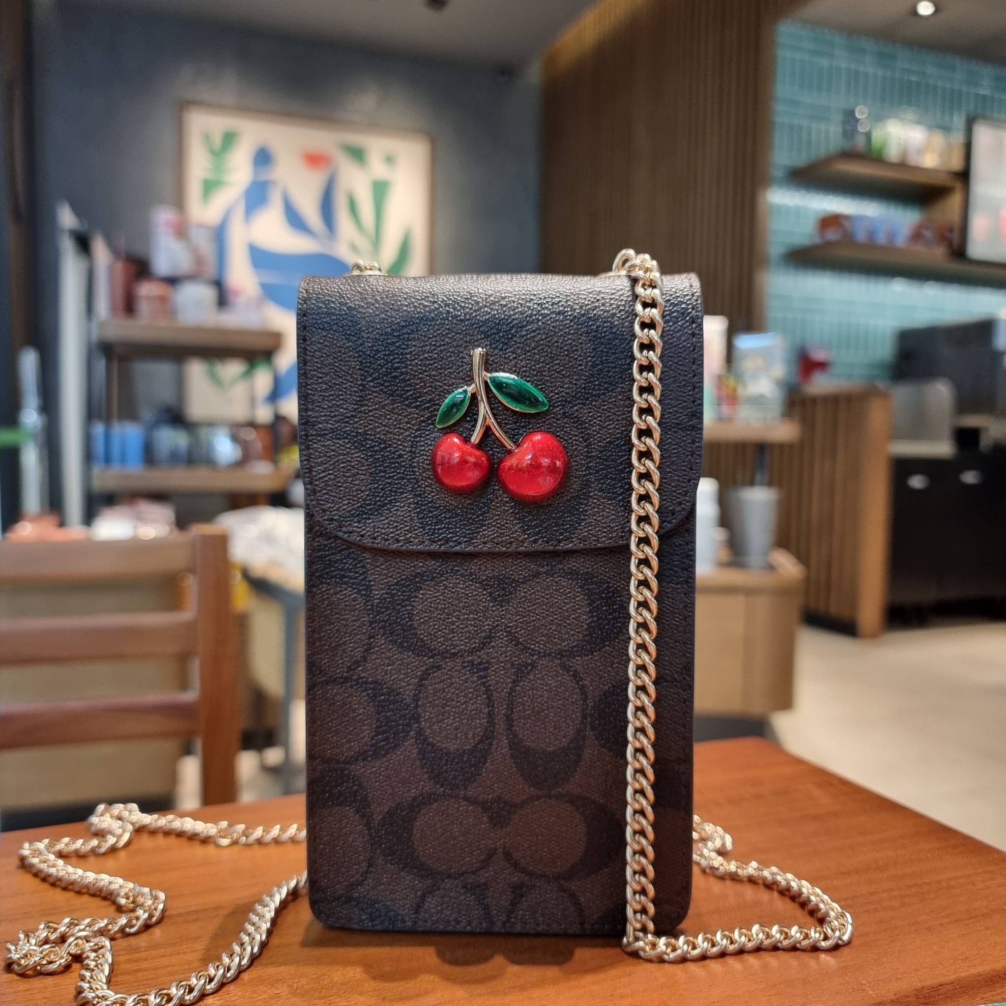 COACH F73486 NORTH/SOUTH PHONE CROSSBODY IN SIGNATURE CANVAS WITH FRUIT 🍒🍓🍋 แจกความสดใสกันอีกครั้ง!! กับกระเป๋าสะพายเอนกประสงค์ Case phone ใส่โทรศัพท์มือถือได้ทุกรุ่น ดีไซน์ลายผลไม้ฉ่ำๆ สวยมีเสน่ห์ 💖 วัสดุหนังแคนวาสคุณภาพ ฝ