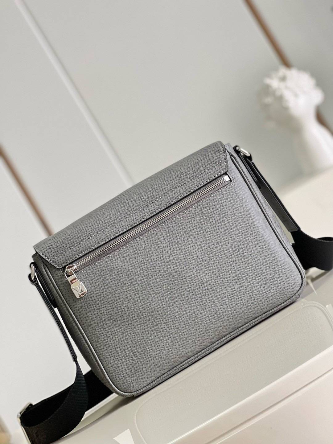 เกรดเทพ Top ORI | LV District PM Taiga leather Glacier Gray กระเป๋าสะพายทรงแมสเซ็นเจอร์ หนังแท้ เกรดดีสุด เทียบแท้