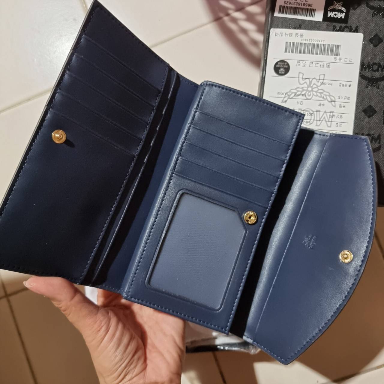 M.C.M TRIFOLD LONG WALLET IN VISETOS กระเป๋าสตางค์ใบยาว คอลเลคชั่นยอดนิยม รุ่นฝาพับ unisex ใช้ได้ทั้งหนุ่มๆและสาวๆน้า ใช้งานง่าย พกพาง่าย วัสดุหนังแคนวาสคุณภาพดี เปิด-ปิดด้วยกระดุม ภายในเป็นหนังแท้ นิ่ม สวย ใส่บัตรได้เยอะ ใส่ธนบัตรได้ทุกช