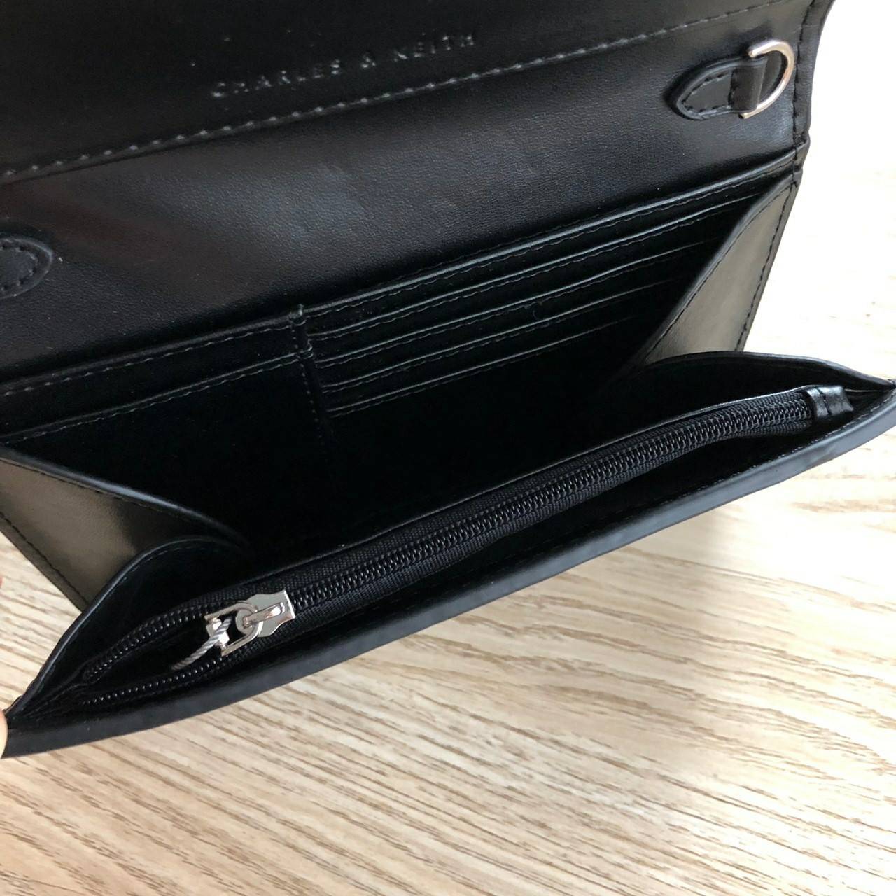 Charles & Keith Front Flap Wallet กระเป๋าสตางค์ มาพร้อมสายโซ่สลับหนัง เปิด - ปิดกระเป๋าด้วยกระดุม ด้านในมีช่องหลายช่อง แยกเก็บของได้เป็นสัดส่วน และมีช่องซิป 1 ช่องค่ะ ด้านหลังมีช่องอีก 1 ช่อง มาพร้อมสายโซ่สลับหนังยาวประมาณ 114 cm สามารถถอดได้ (ปรับไม่ได้ค