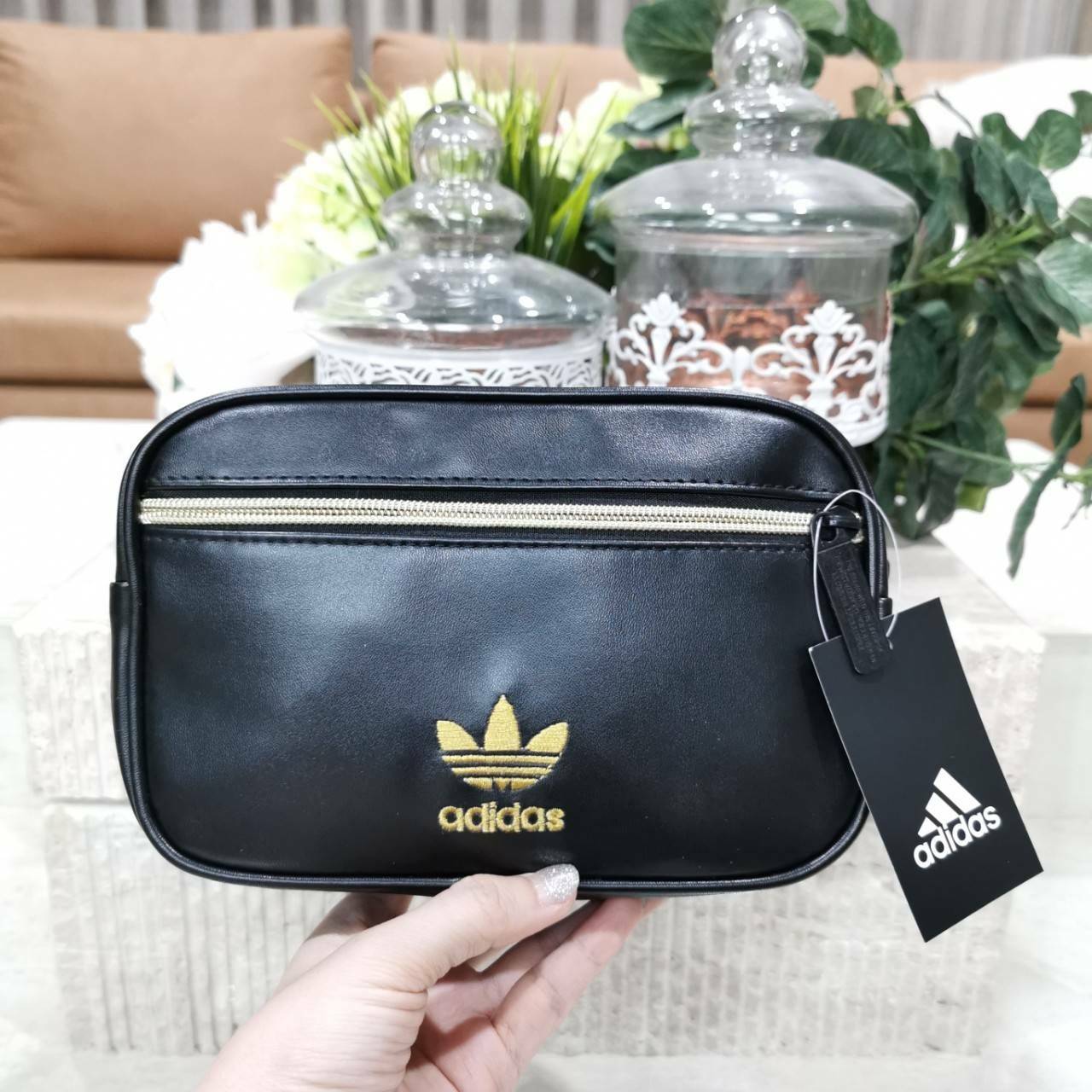 Adidas Factory Mini Waist Bag กระเป๋าสะพายสไตล์สปอร์ตแบบคาดเอวหรือคาดอกดีไซน์สุดฮิตใช้ได้ทั้งชายและหญิง วัสดุหนังเรียบแบบนิ่มกันน้ำอยู่ทรงทำความสะอาดง่าย ขนาดกำลังดี น้ำหนักเบา ด้านหน้ามีโลโก้แบรนด์ เปิดปิดด้วยซิปสะดวกใช้ หัวซิปปั้มแบรนด์สายสะพายเลื่อนปรั