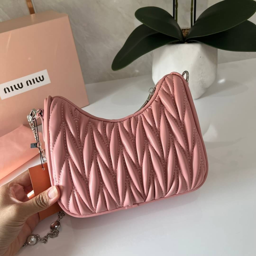 MIU MIU matelasse nappa leather shoulder bag กระเป๋าสะพายข้าง สายสะพายประดับไข่มุกและคริสตัล ให้ความละมุม ลุคคุณหนูน่ารักสุดๆคะ