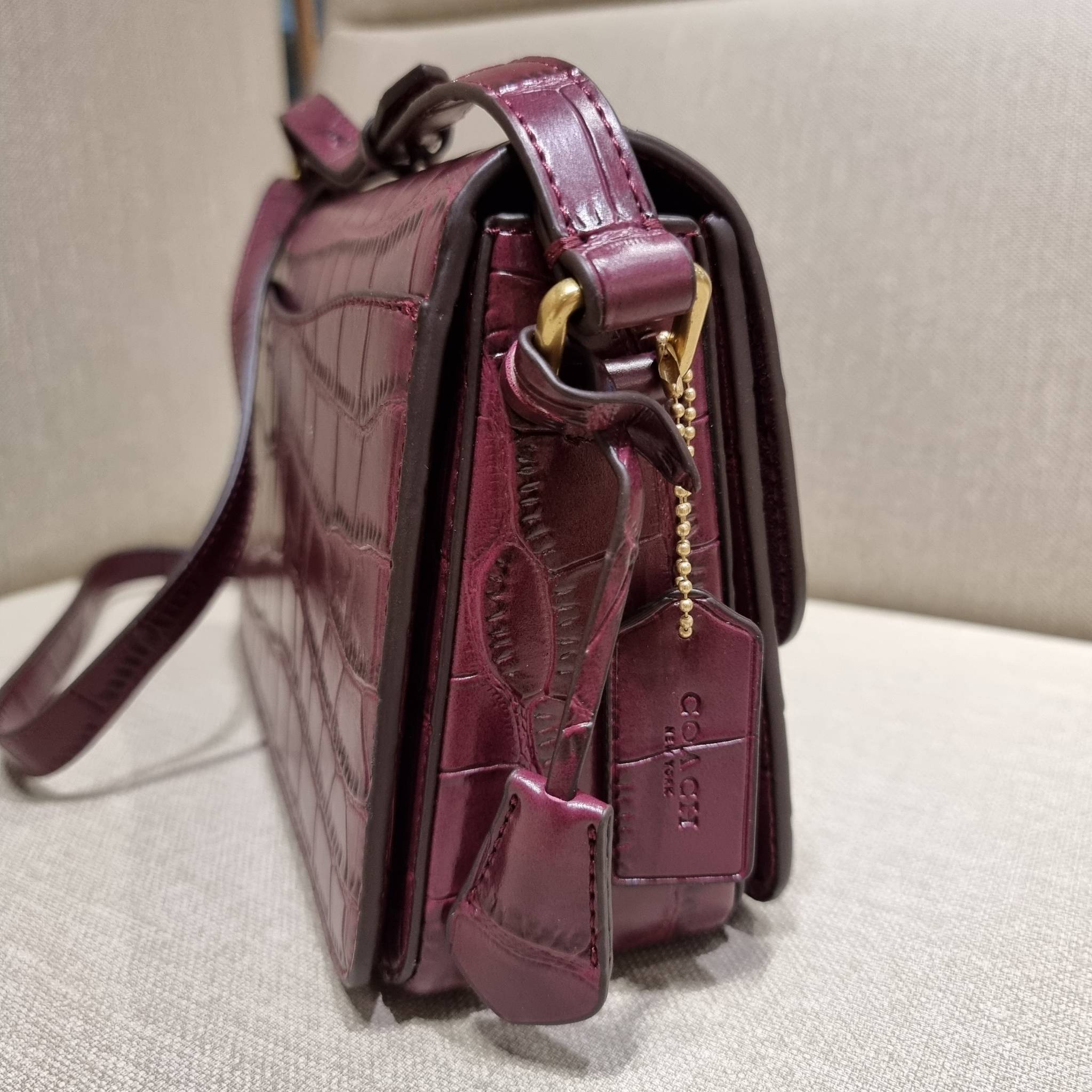 OUTLET 】COACH STUDIO SHOULDER BAG IN SIGNATURE CANVAS (C6639 C6640) สีใหม่รับความเฮง กับคอลเลคชั่นใหม่สุดอีกหนึ่ง!! มาแบบเลิศๆหรูๆมากแม่ กระเป๋าสะพายข้างลุคไฮน์ ที่ดีไซน์ออกมาได้ปัง และดูแพงมากๆ ด้วยดีเทลคลาสสิคผสานความเป็นเอกลักษณ์ เรียบง่ายแต่แฝงความมีด