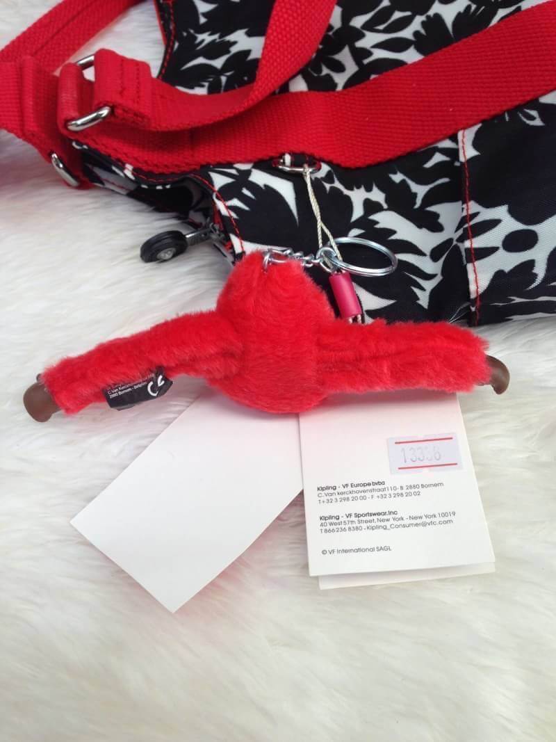 Kipling รุ่น Cicele กระเป๋าสะพายไหล่ใบใหญ่ สวยน่ารัก ตัวกระเป๋าด้านในเป็นช่องโล่งแบบปิดเปิดด้วยซิป มีช่องซิปด้านใน ด้านข้างกระเป๋า มี 2 ช่อง ปิดเปิด ด้วยเทป พร้อมที่ใส่โทรศัพท์ ปากกา และ MP 3 ในส่วนด้านใน และ ด้านข้างกระเป๋า ซ้าย-ขวา เป็นช่องขนาดเล็กสำหรั