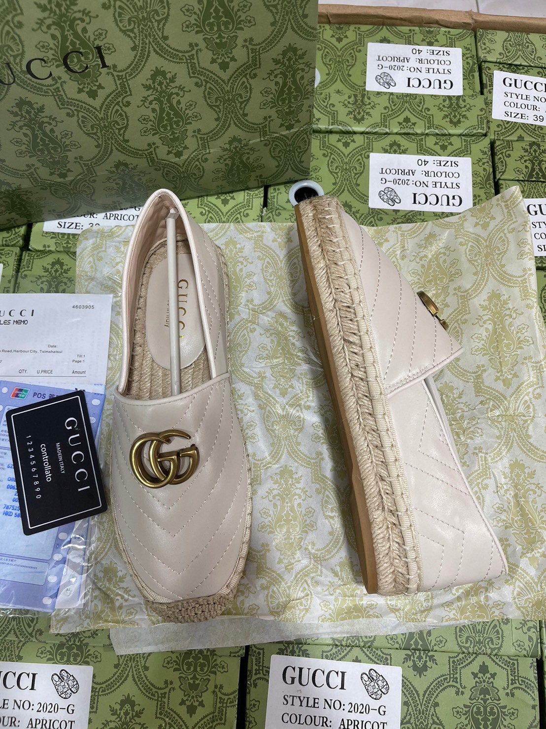 GUCCI Leather Espadrille with double G รองเท้าผ้าใบลำลองรุ่นยอดฮิต ขับผิว ใส่สบาย ยืนเดินได้นาน พื้นยางอย่างดียืดหยุ่นสูง ใส่เดินชิลหรือเที่ยวก็ปัง สวยงาม ได้หลากหลายโอกาส