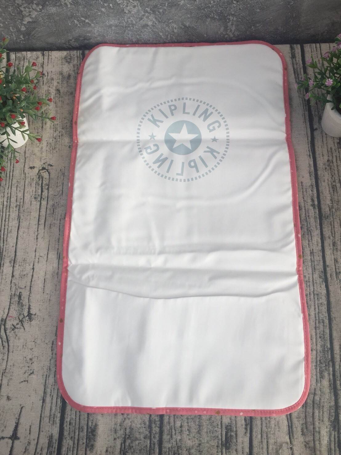 KIPLING Bizzy Boo เป็นกระเป๋าผ้าอ้อมกระเป๋าเป้สะพายหลังที่มีสไตล์ กระเป๋าเป้สะพายหลังขนาดเล็กที่มีน้ำหนักเบาและใช้งานง่ายและทำความสะอาดได้ง่ายออกแบบมาเป็นพิเศษสำหรับทารกของคุณ Bizzy Boo มาพร้อมกับกระเป๋าด้านข้างสำหรับทารกเล็ก ๆ ที่เข้ากันได้กับแผ่นรองพื้น