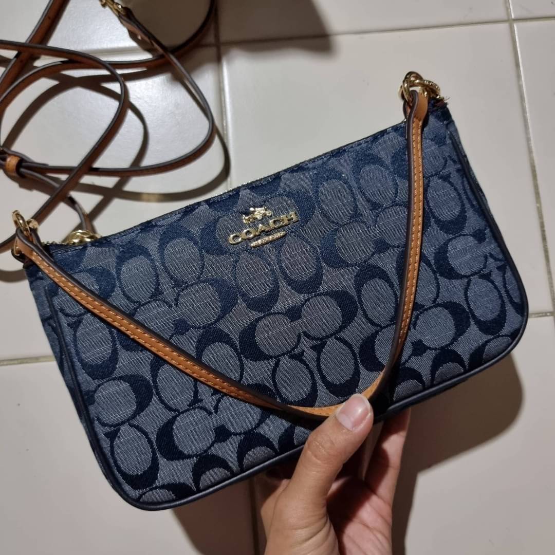 COACH 36674 TOP HANDLE POUCH IN SIGNATURE JACQUARD กระเป๋าทรงพอช ยอดฮิต ยกขึ้นแท่น ด้วยดีไซน์ที่ออกมาให้ใช้งานได้ง่าย ขนาดกำลังเหมาะ วัสดุหนังแคนวาสทนทาน ดีไปหมดขนาดนี้!! คุณลูกค้าถึงสั่งกันรัวๆจริงๆ ภายในโล่งกว้าง ใส่โทรศัพท์ได้ทุกรุ่น มาพร้อมสายคล้องแขน