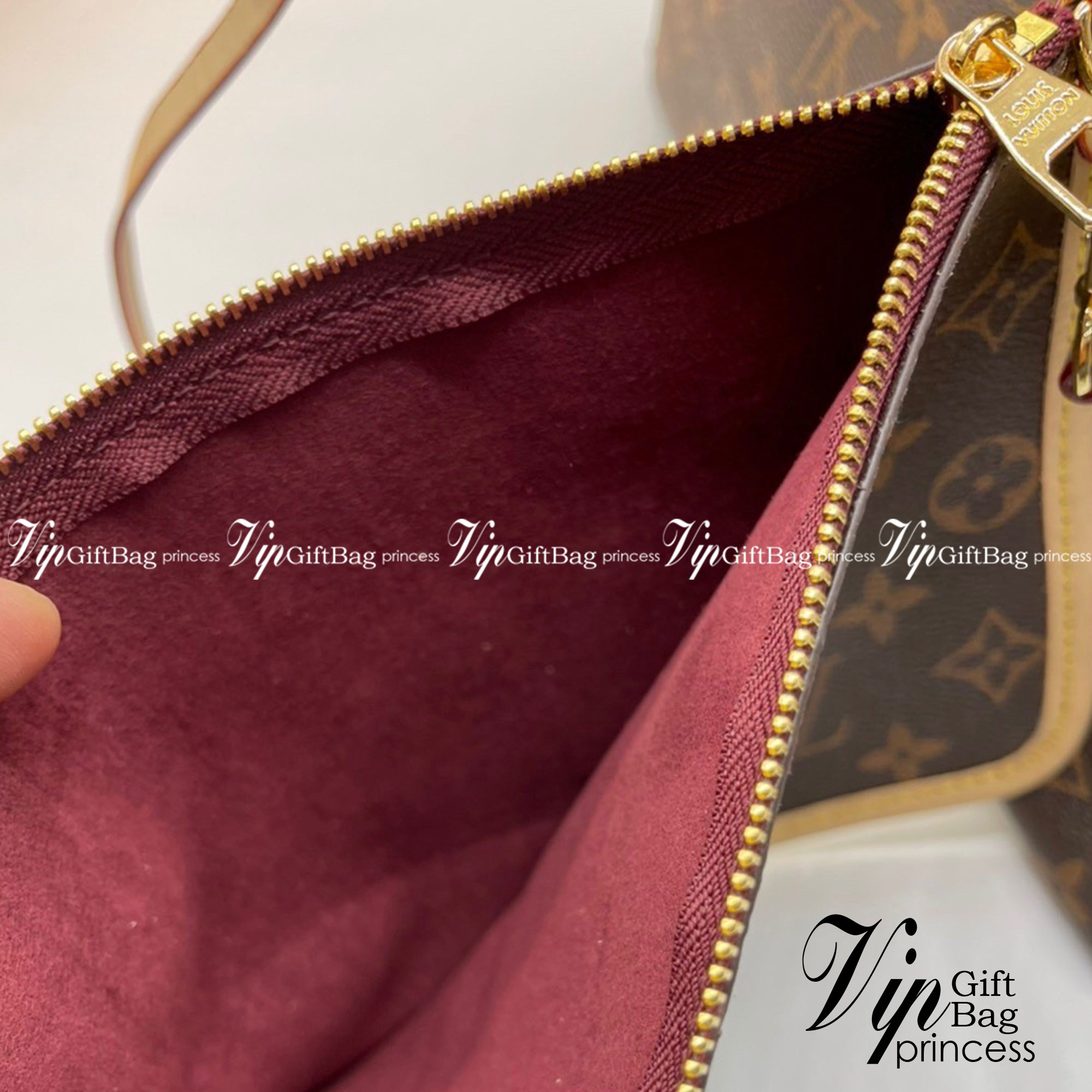 LV CARRYALL Monogram Canvas / LV Shopping Bag รุ่นใหม่ล่าสุด กระเป๋าสะพายทรงหรูหรามีสไตล์ สวยปังมั้ยไหว ใบจริงสวยมากกกก ได้สวยก่อนใคร วัสดุหนังแคนวาสเคลือบลาย สวย คลาสสิค ภายในเป็นช่องโล่ง จุของได้เยอะ สาวๆใช้ใบนี้ สะพายไปไหนก็เข้ากัน ถ่ายรูปสวยๆ ชิคๆ โดด