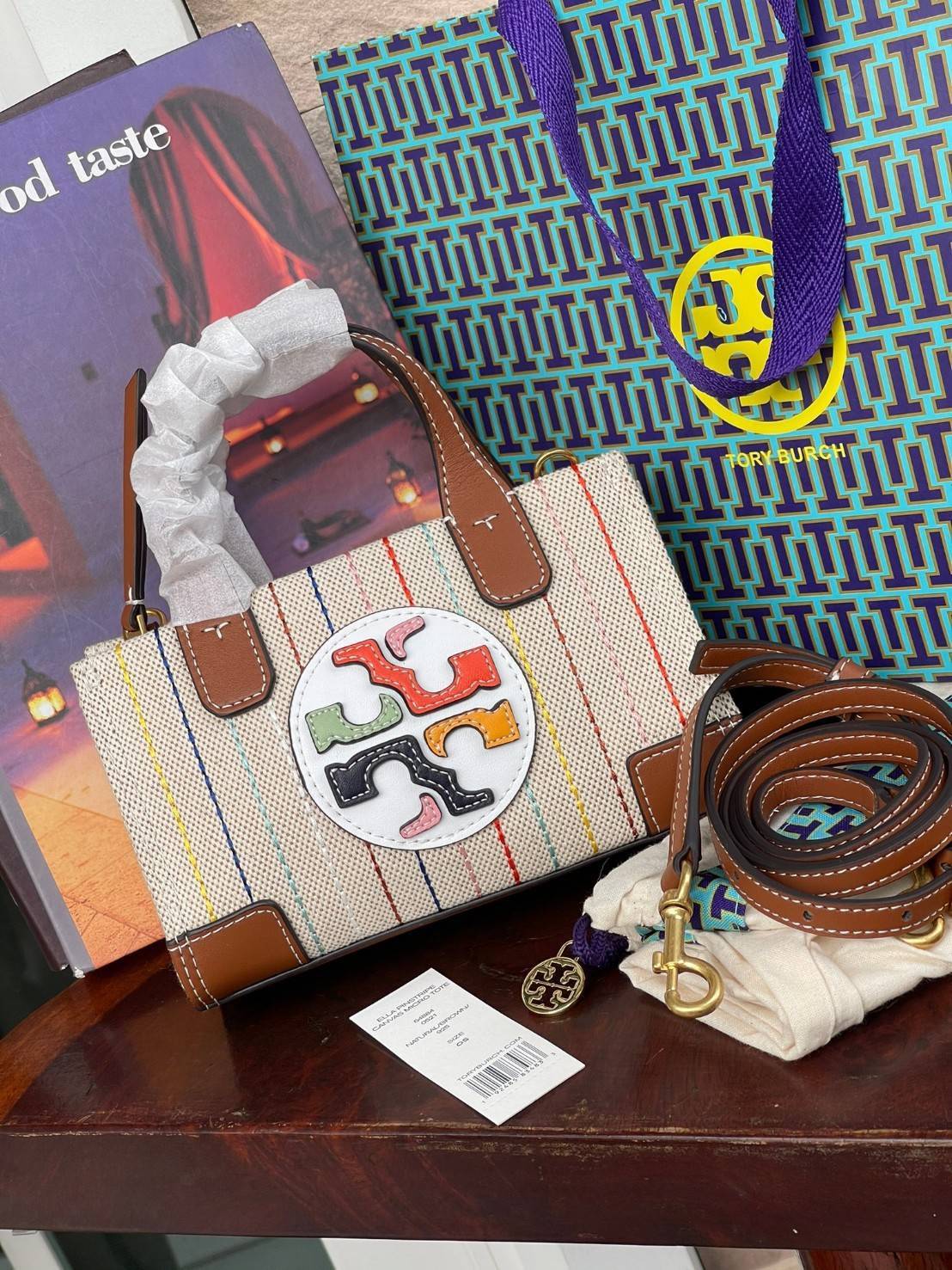 Tory burch ella multi stitch canvas micro tote กระเป๋าใบนี้บอกเลยว่าสไตล์เก๋และแปลกตาเลยทีเดียว กระเป๋าทรงสี่เหลี่ยมขนาดมินิ มีสายเล็กๆ สำหรับสะพายข้าง ลวดลายและสีสันบนกระเป๋ามีเอกลักษณ์ความเป็นวินเทจแบบทอรี่โดยเฉพาะ เป็นอีกหนึ่งแอ็กเซสเซอรี่ที่ทางแบรนด์ร