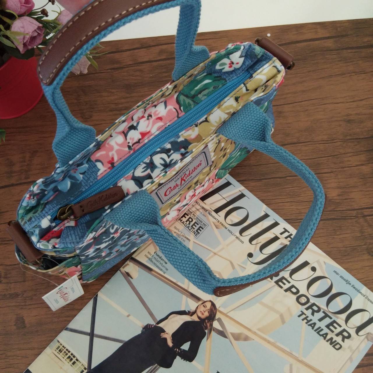 Cath Kidston กระเป๋าถือหรือสะพายข้างสไตล์วินเทจ น้ำหนักเบา เปิดปิดกระเป๋าด้วยซิป ด้านหน้าประดับโลโก้ Cath Kidston ด้านข้างมีช่องเล็กใส่ของ