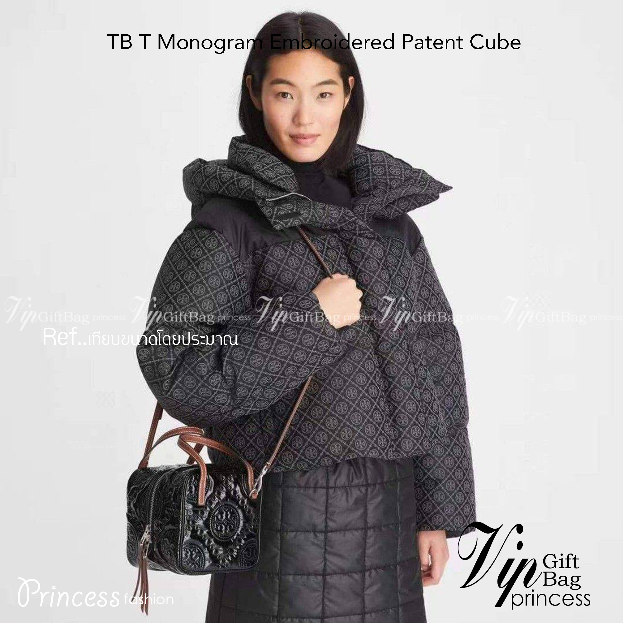 Tory Burch T Monogram Embroidered Patent Cube คอลเลคชั่นใหม่ รุ่นลิมิเต็ดรูปทรงใหม่ T Monogram สุดcube วัสดุหนังแท้ เปิด-ปิดด้วยซิป ภายในกว้าง มีช่องแยก 1 ช่อง สามารถใส่โทรศัพท์มือถือได้ทุกรุ่น สามารถถือหิ้วหรือสะพายได้ สายสามารถถอดและปรับระดับได้คะ