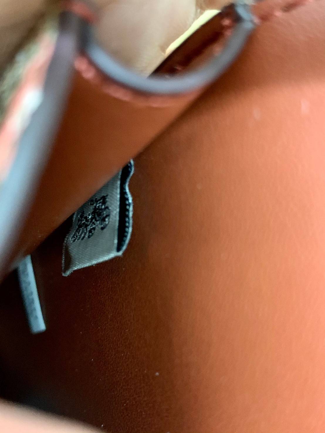 COACH PHONE CASE CROSSBODY BAG ((73486//76988//76357//39955//91046)) COACH NORTH/SOUTH CROSSBODY IN SIGNATURE CANVAS กระเป๋าใส่โทรศัพท์รุ่นนี้ มีความโดดเด่นทั้งดีไซน์และคุณสมบัติในการใช้งาน ด้วยลวดลายที่มีซิกเนเจอร์เป็นเอกลักษณ์แล้ว ด้านหลังยังมีช่องใส่กา