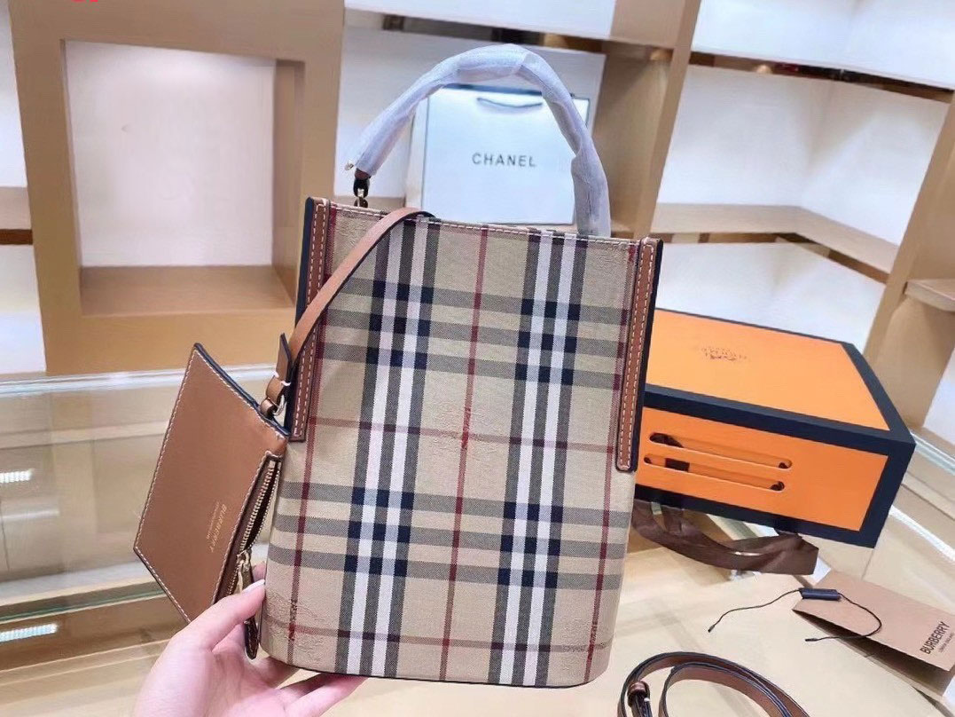 BURBERRY FRAGRANCES CROSSBODY BUCKET BAG กระเป๋าทรงบัคเก็ต รุ่นวินเทจสวยหรูอยู่ทรง มาพร้อมกระเป๋าคลัชใบเล็กสีน้ำตาลเข้าชุด จุของได้เยอะ งานจริงสวยน่าใช้มากๆ