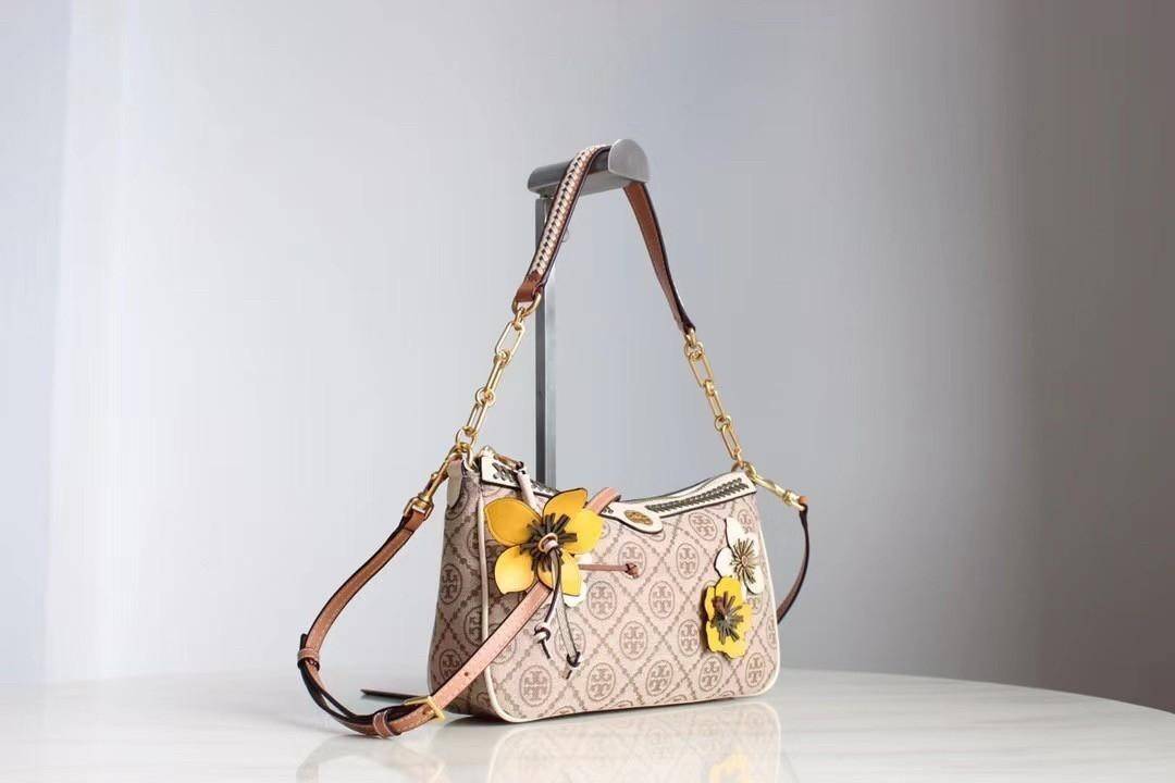 Tory Burch T Monogram Braided Floral Studio Shoulder Bag กระเป๋าถือหรือสะพายไหล่ลาย Monogramวัสดุผ้าJacquard+หนังแท้ ตัดเย็บอย่างปราณีต ผสานงานแกะสลักหนังสุดวิจิตร ประดับตกแต่งด้วยดอกไม้เพิ่มความหรู เป็นกระเป๋าดอกไม้ของฤดูกาลนี้ที่เพิ่มความซับซ้อนและแสนหว