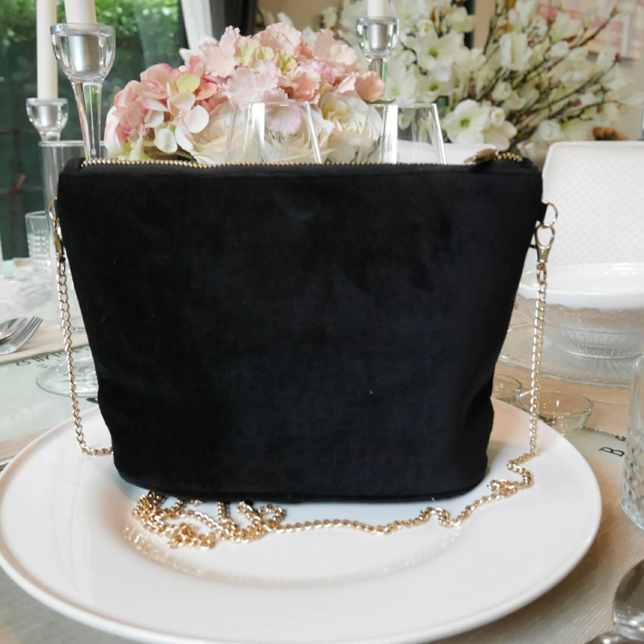 New Color♡♡ อีกหนึ่งรุ่นที่สาวๆรอคอย Chanel Cosmetics crossbody bag ของแท้ จากเคาเตอร์ Cosmetic ค้า ทรงสวย ด้านหน้าประดับโลโก้แบรนด์สุดหรู วัสดุผ้าขนวูฟ นุ่มมือ น้ำหนักเบา ตัวกระเป๋าอะไหล่ทองพร้อมสายโซ่สุดหรูสีทอง ถอดออกได้ หัวซิปปั๊มแบรนด์ 