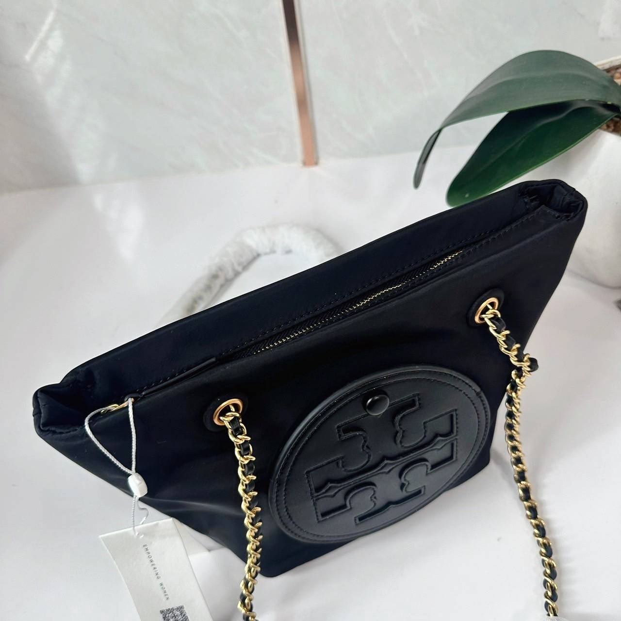 TORY BURCH Ella Chain Crossbody Nylon Bag กระเป๋าคล้องไหล่สายโซ่หรูหราโดดเด่นด้วยโลโก้หนังด้านหน้า สามารถปรับสะพายคอสบอดี้ สะพาลไหล่ได้