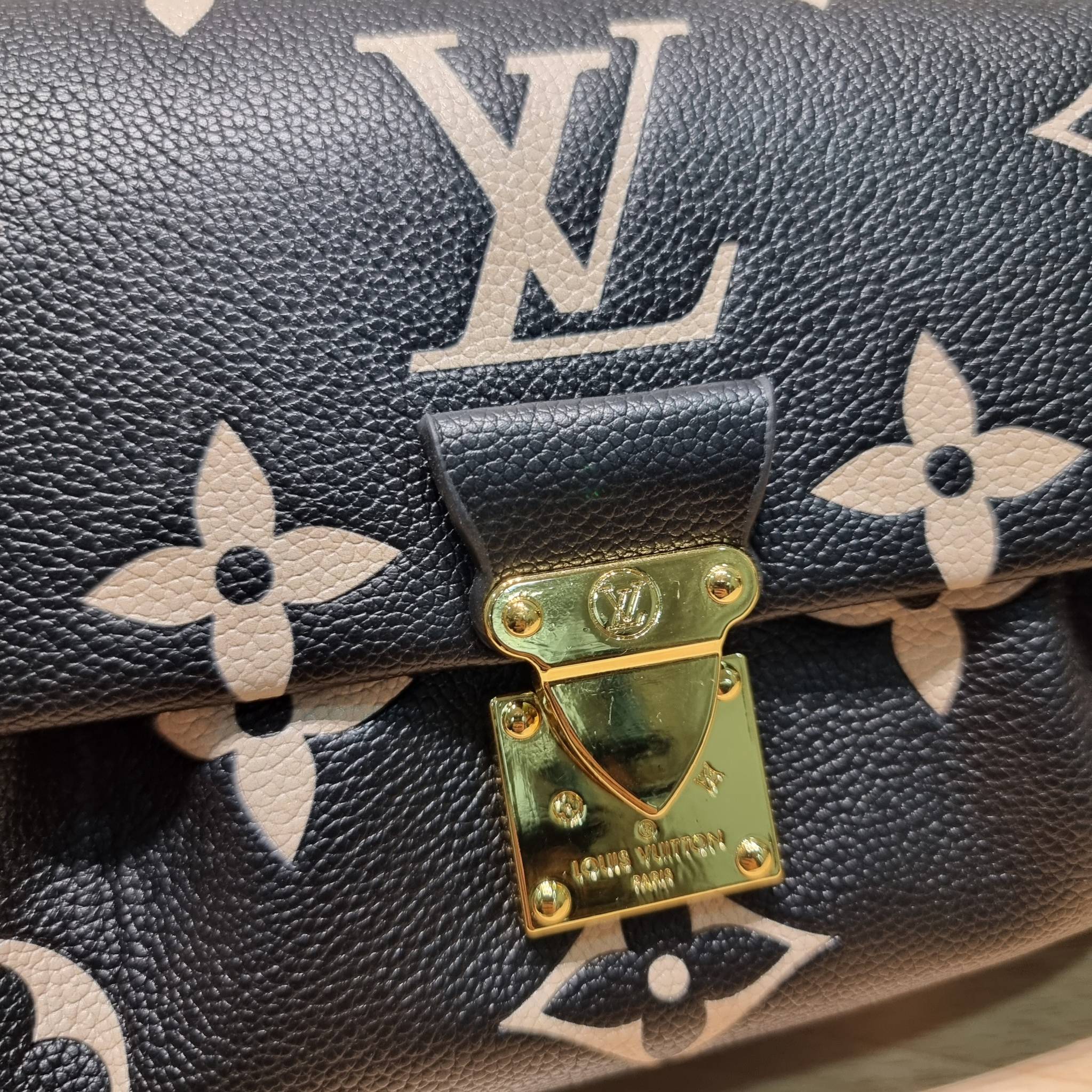 LV Favorite Bicolor Monogram Empreinte Leather - Handbags / LV FAVORITE BAG กระเป๋าสะพายคอลใหม่ล่าสุด สวยหรู ดูแพง ดีไซน์รูปทรงออกมาให้ใช้งานได้ง่าย