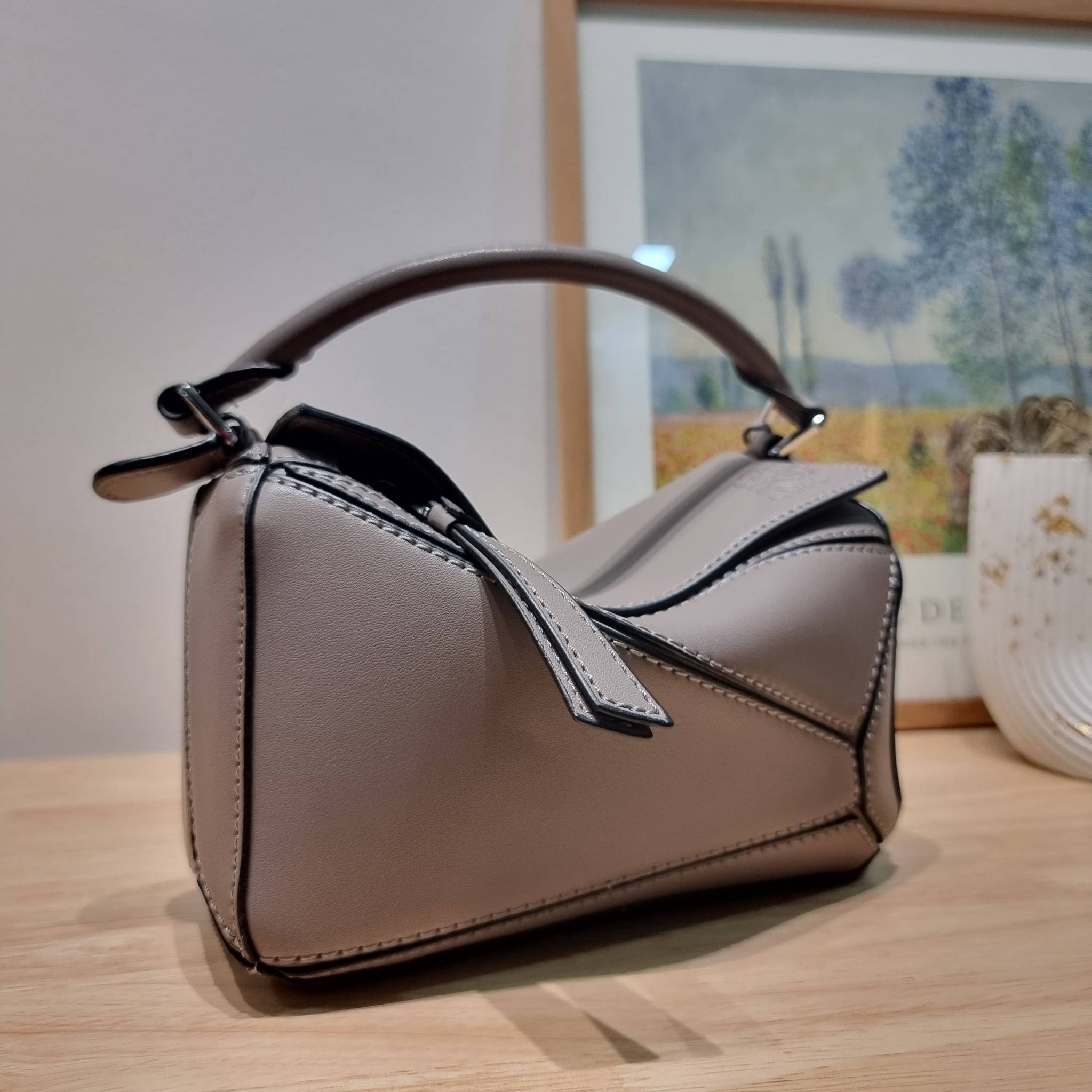 LOEWE MINI PUZZLE BAG IN CLASSIC สุดยอดแบรนด์ที่ดีไซน์เป็นเอกลักษณ์ โดดเด่น สวยหรู กับกระเป๋าสะพายข้างทรงกล่อง ไซส์มินิ สไตล์พัซเซิล ให้ฟีลลิ่งเหมือนตัวต่อคละสี ดูดีได้ทุกที่แค่มีใบนี้