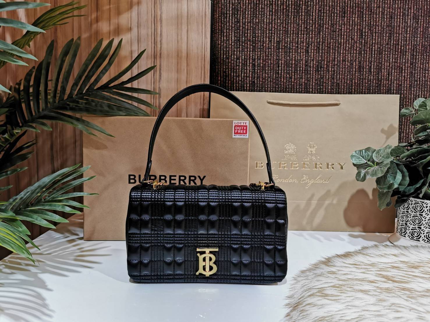 BURBERRY FRAGRANCES QUITED LAMBSKIN BAG VIP GIFT WITH PURCHASE GWP พรีเมี่ยมกิ๊ฟ Limited จาก BURBERRY Perfume DutyFree หนังแท้ Lambskin นิ่มสวยหรูดูดี เปิดปิดด้วยฝาปิดสัญลักษณ์รูปตัวB ภายในโล่งกว้าง ใส่มือถือ กระเป๋าสตางค์ได้ มาพร้อมสายสะพายโซ่ทองต่อหนังร