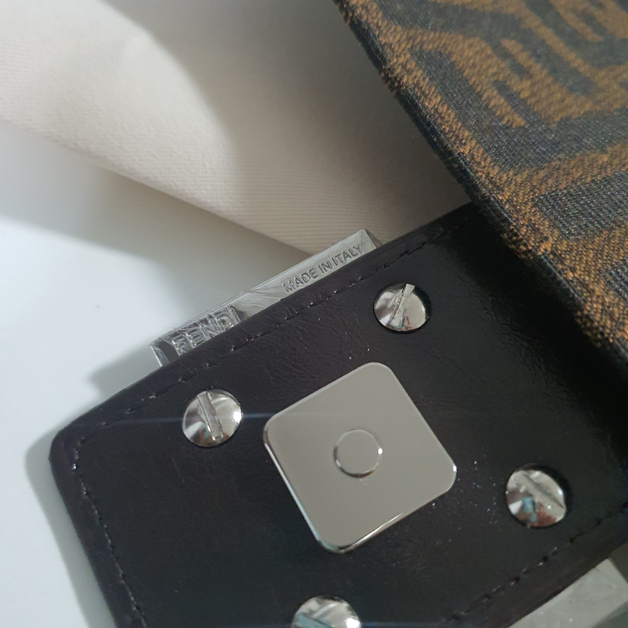 FENDI MAMMA BAGUETTE ZUCCA BROWN FABRIC BAG (GWP) พรีเมี่ยมกิ๊ฟ Limited Edition จาก FENDI วัสดุ CANVAS พิมพ์ลายแบรนด์ เปิดปิดด้วยฝาปิดกระดุมแม่เหล็ก ภายในมีช่องซิป ใส่ของแยกอีกช่อง สามารถใส่กระเป๋าสตางค์ยาว iphone เงิน ของจุกจิกได้ มาพร้อมสายสะพาย2แบบ ถอด