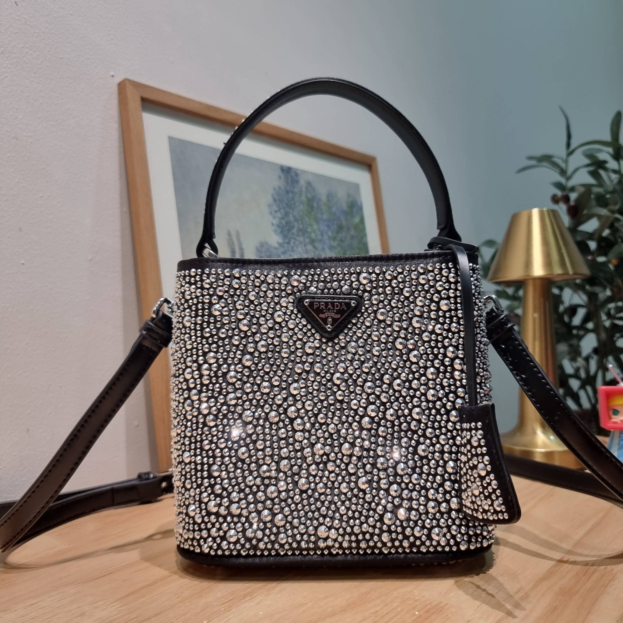 PRADA SMALL PANIER CRYSTAL EMBELLISHED TOTE BAG กระเป๋าสะพายทรงโท้ท ไซส์กำลังสวย หรูหรา โดดเด่น ถือออกงานก็ดูระยิบระยับเล่นแสง ทำให้ดูดีมีราคา มีสายคล้องในตัวและสายสะพายข้าง