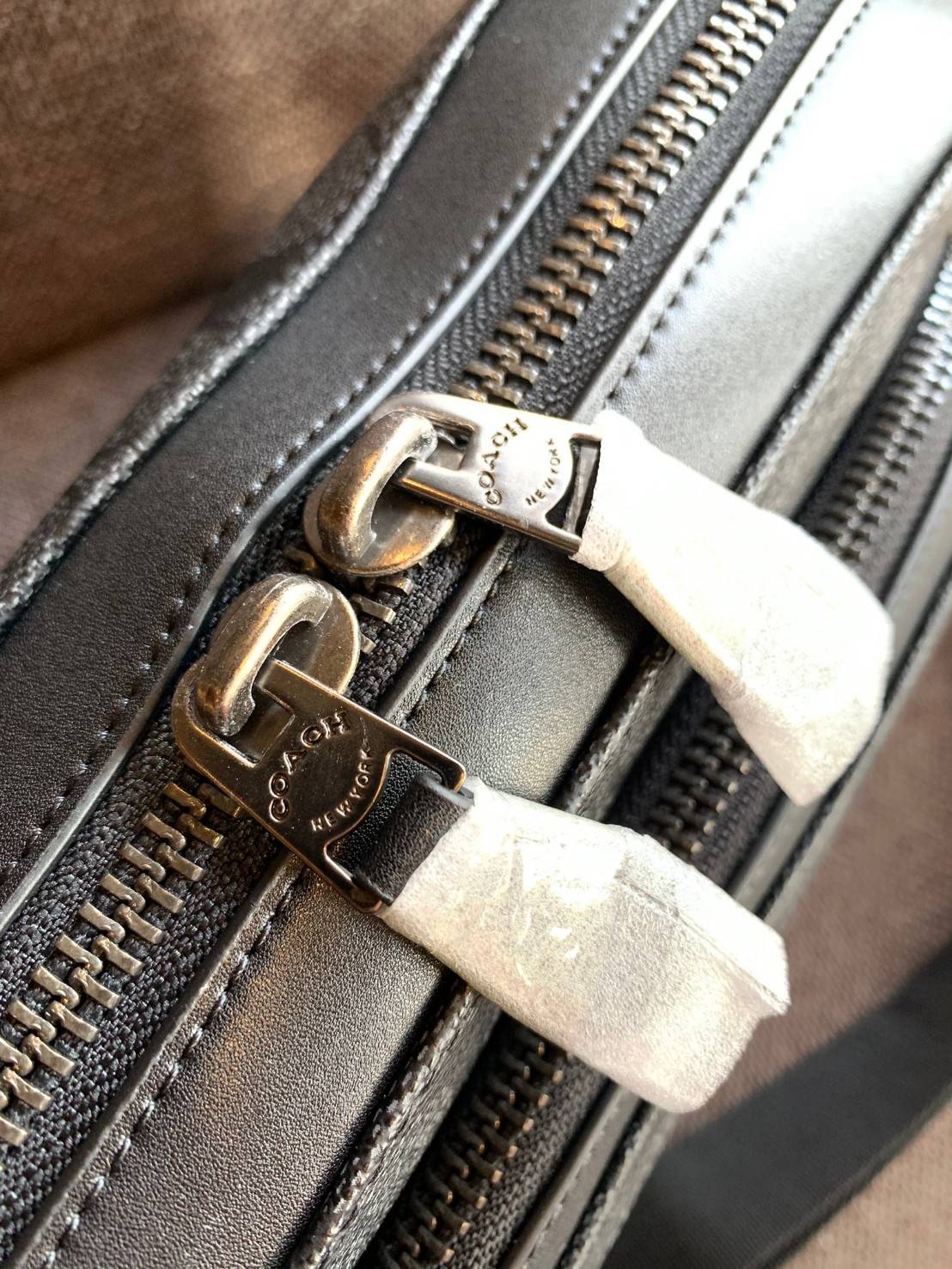 พร้อมสีออกใหม่ ห้ามพลาดค่าา!! COACH WEST CAMERA BAG IN SIGNATURE ((91485)) 🔺กลับมาตามคำเรียกร้องค่าา! กระเป๋าสะพายผู้ชาย((ผู้หญิงก็ใช่สวยทีเดียวค่ะ😘)) หนังแท้ ล่ยหนังCanvasสวยค่ะ มีช่องซิปหน้า//ช่องซิปกลางกว้าง//ช่องหลักแบบซิปคู่ ใส่สัมภาร