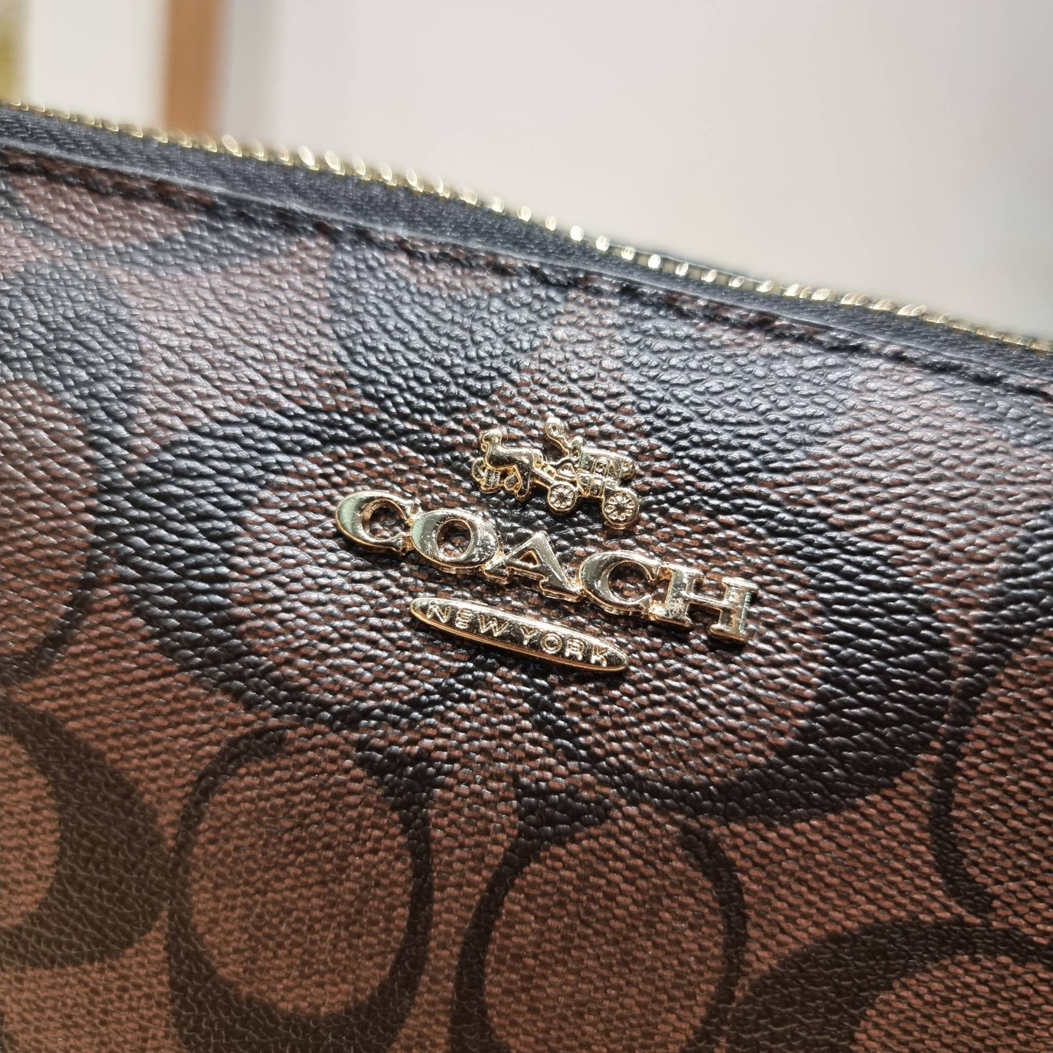 COACH TOP HANDLE POUCH F58321 พร้อมส่ง 9 สี กระเป๋าทรงพอช ยอดฮิต ยกขึ้นแท่น ด้วยดีไซน์ที่ออกมาให้ใช้งานได้ง่าย ขนาดกำลังเหมาะ