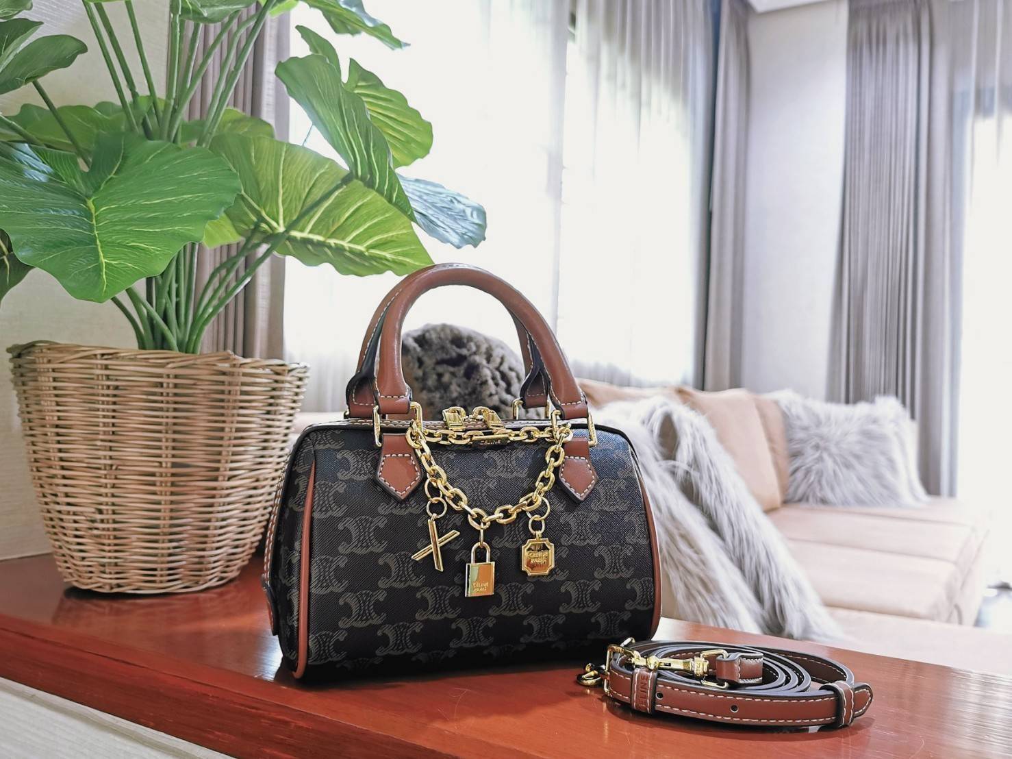 CELINE MINI BOSTON IN TRIOMPHE CANVAS / CELINE MINI CROSSBODY BAG VIP วัสดุแคนวาสหนังสวยอยู่ทรง ดีไซน์ยอดนิยมทรง Speedy ประดับสร้อย สายโซ่สีทองหรูเปิดปิดด้วยซิปคู่แบรนด์