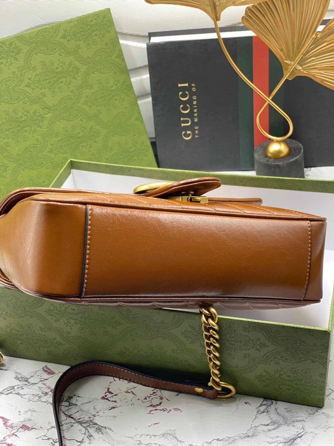 VIP 】GUCCI GG Marmont brown leather shoulder bag 26cm ราคานี้หนังแท้คือคุ้มมากเลยค่าสาวๆ ต้องจัดแล้วน้าา ยกระดับความหรูให้กับตัวเองกันหน่อย ด้วยกระเป๋ารุ่นนี้!! ครอสบอดี้ที่ดีไซน์หรู อัพเลเวล ในราคาที่จับต้องได้ พร้อมเสิร์ฟความสวยตรงถึงบ้านแล้วจ้า