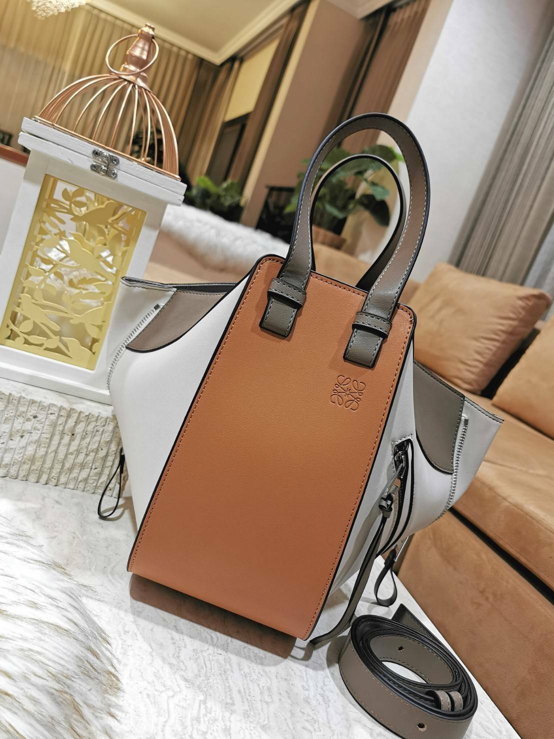 LOEWE HANDLE & SHOULDER BAG GIFT WITH PURCHASE (GWP) กระเป๋าถือหรือสะพายหนังแท้พรีเมี่ยมกิ๊ฟ Limited จาก LOEWE PERFUME DUTYFREE รุ่น Rare items สุดๆวัสดุหนังแท้ Calfskin หนังสวยดีไซน์มีเอกลักษณ์ ใบใหญ่กำลังดี น้ำหนักเบา สามารถปรับได้หลายทรง ด้านข้างมีซิปป