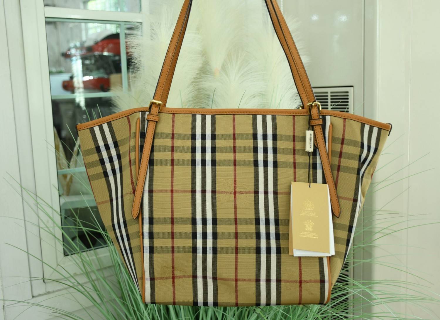 พรีเมี่ยมกิ๊ฟแท้ Burberry New War Horse Check Tote Gift Bag