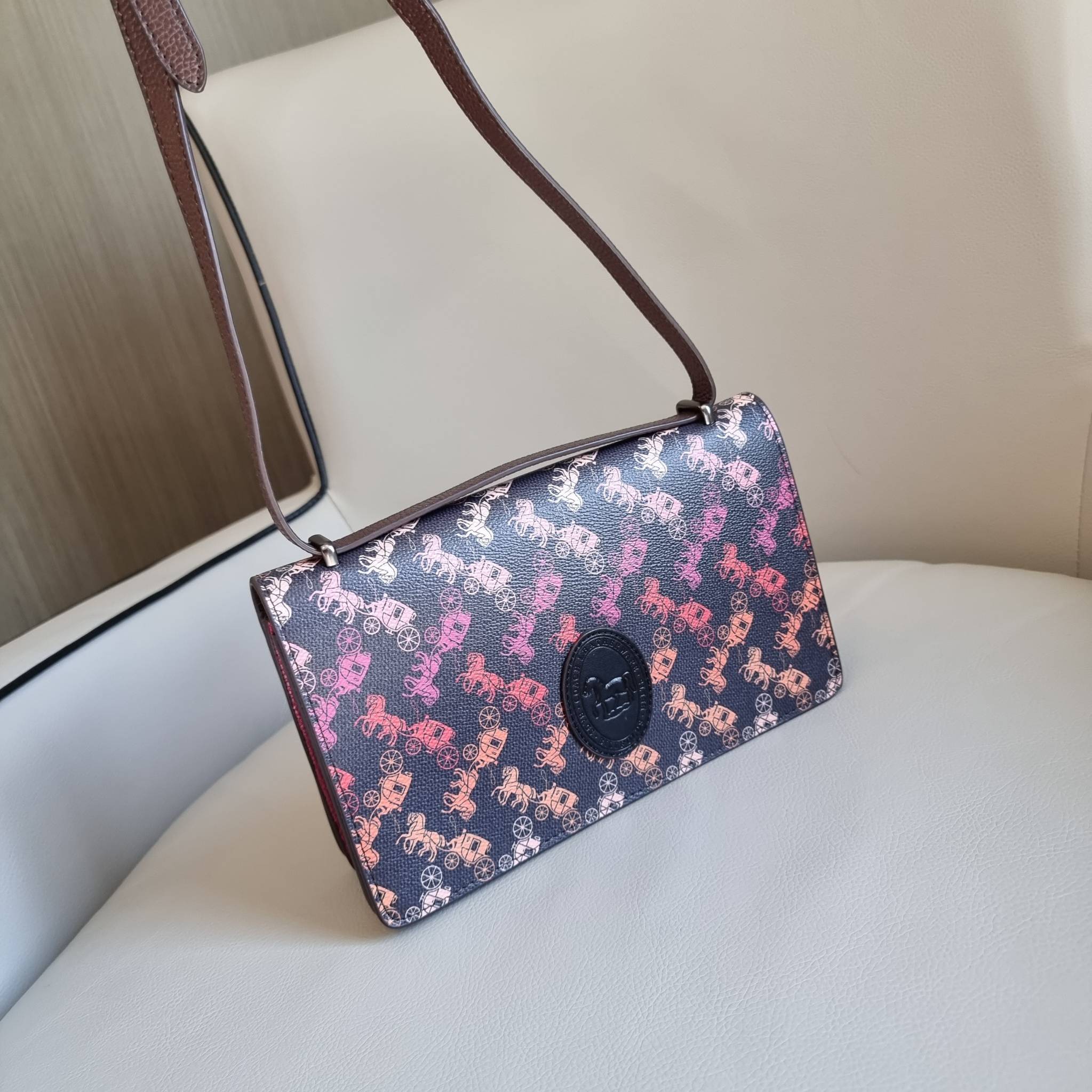 OUTLET 】COACH 88343 CAMILLE CROSSBODY WITH HORSE AND CARRIAGE PRINT AND ARCHIVE PATCH คอลเลคชั่นหายาก ที่สาวๆตั้งตารอ!! ด้วยดีไซน์ลุคผู้ดี ตกแต่งลวดลายออกมาดูโดดเด่น กับกระเป๋าสะพายที่ปรับใช้ได้หลายหลายสไตล์ สะพายไหล่สายคู่ สะพายข้างสายเดี่ยว หรือจะเอาสาย