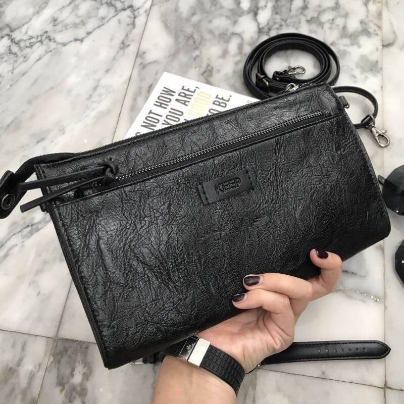 กระเป๋า KEEP Milan shoulder &clutch bag ตัวกระเป๋าผลิตจากหนังแกะเทียม ลายหนังชัดเจน สวย อะไหล่สีดำเข้ากับกระเป๋าสุดๆคะ จุดเด่นคือ สามารถใช้งานได้แบบ 2 in 1 เลยคะ ถือคล้องข้อมือเป็น คลัช หรือ สะพายข้างลำตัวได้ แถมภายใน มีช่องแบ่งเก็บของถึง 3 ช่องใหญ่ และ ช