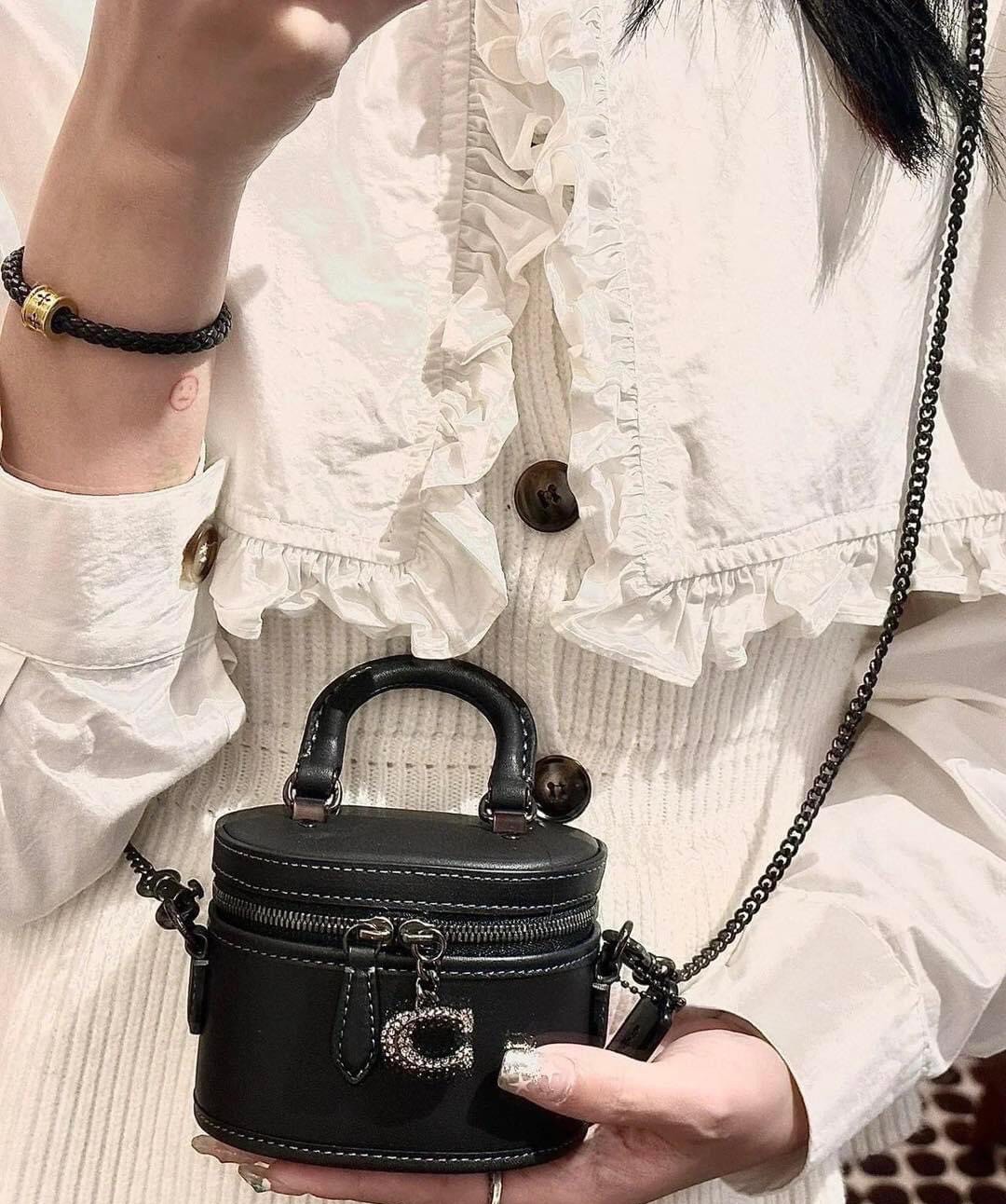 COACH TRAIL CROSSBODY 12 IN SIGNATURE CANVAS CE768 // CE769 มอบเป็นของขวัญปีนี้ รุ่นนี้ต้องเข้าแล้วล่ะคะ พร้อมส่งที่ไทยจำนวนจำกัด! ได้ล๊อตเปิดตัวราคาดีสุดมาค่ะ🎁มอบทันใช้ในช่วงเทศกาลปีใหม่นี้กันค่าา สวยไร้ที่ติ ✔️กระเป๋าใส่ของจำเป็นจุกจิก หน