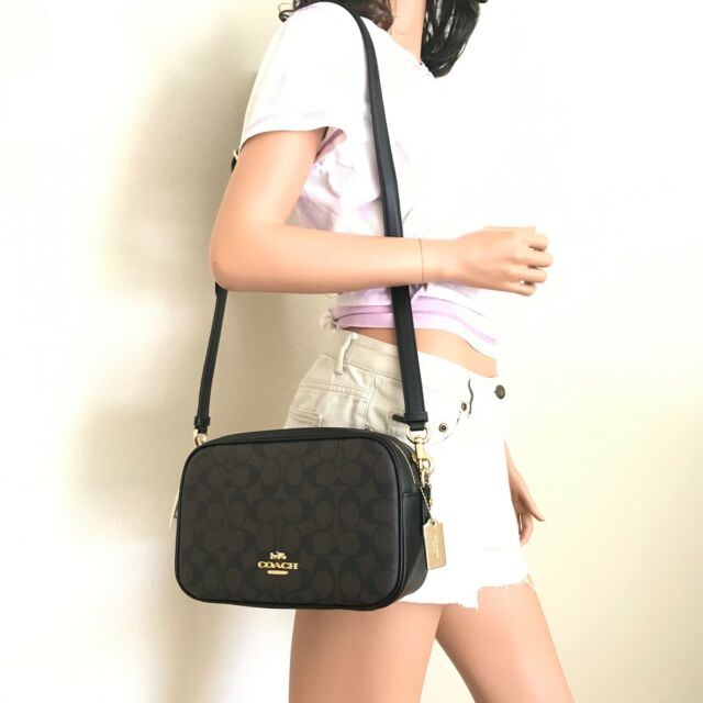 ใครรออยู่จัดเลยค่ะ มากี่รอบไม่พอจริงๆค่ะ😁 COACH JES CROSSBODY IN SIGNATURE BAG กระเป๋าสะพายข้าง//ครอสบอดี้ร์ วัสดุหนังแท้ หนังนิ่มทรงสวย 🔺อะไหล่ป้ายห้อยโลหะแบรนด์นะคะ กระเป๋าแบ่ง2ซิป แต่ละช่องกว้าง สามารถใส่กระเป๋าเงินใบยาวได้; ของจำเป็นได