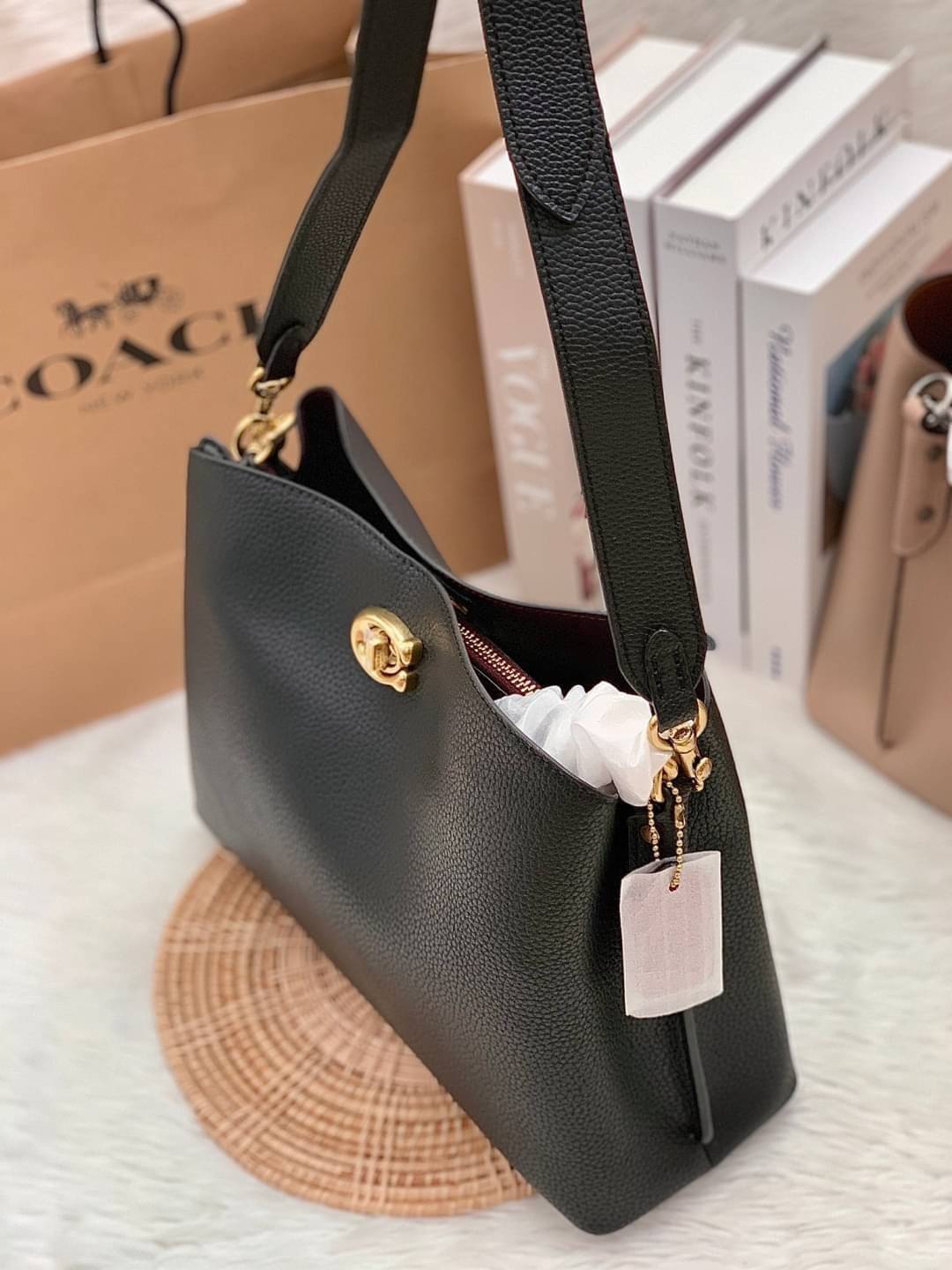 COACH WILLOW SHOULDER BAG ((C2745//C2590//C2621)) พร้อมส่งที่ไทย รุ่นแนะนำค่ะ🔥🔥 🔺กระเป๋าหิ้ว//คล้องไหล่//สะพายข้าง สุดคุ้ม! หนังแท้ชั้นดี ได้ไปหลงรักแน่นอนค่ะ หนังสวยมากๆ😘 🔺ตัวกระเป๋าแบ่งเป็นสองช่องหลัก ด้านนึงเป็นแ