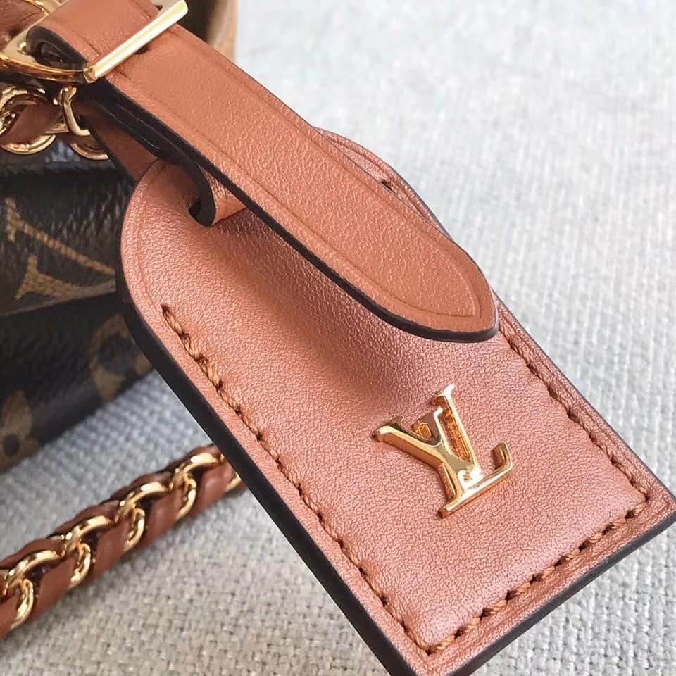 VIP GIFT 】หนังแท้ LOUIS VUITTON Boursicot EW Monogram Canvas กระเป๋าที่ดูโดดเด่นที่สุดในแฟชั่นโชว์ Louis Vuitton Spring-Summer 2020 กระเป๋า Boursicot ใบนี้เป็นการออกแบบสไตล์ Vintage-Inspired ที่ไม่ซ้ำใคร กระเป๋าทำจากผ้าแคนวาสลายโมโนแกรมที่เป็นเอกลักษณ์ของ