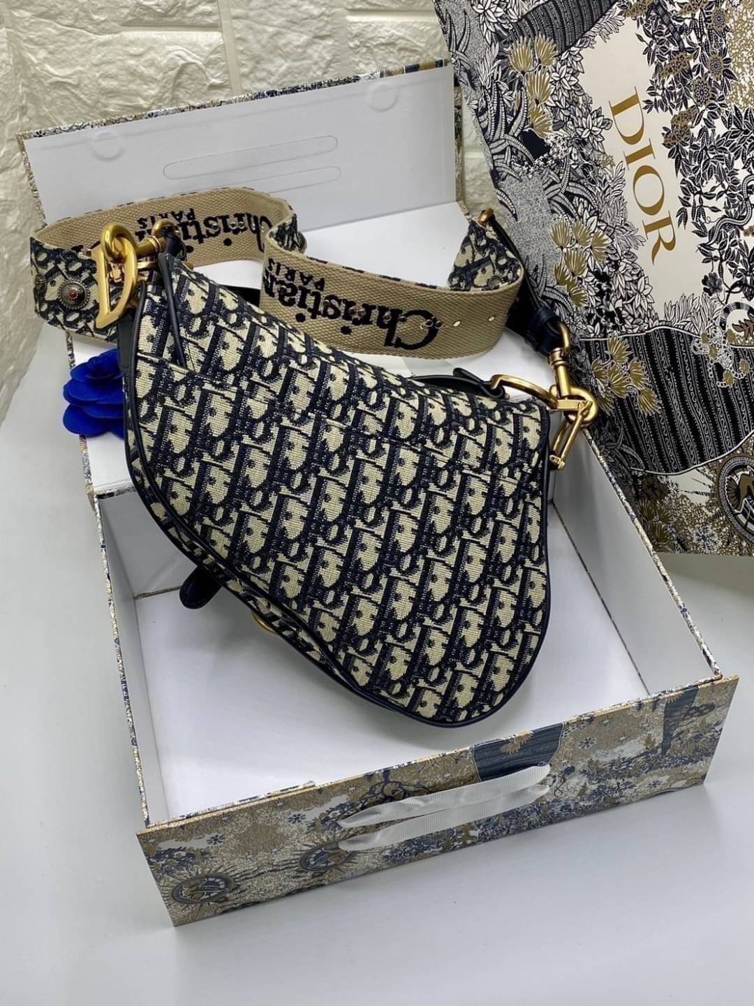 หนังแท้ DIOR SADDLE BAG Oblique Embroidery รุ่นใหม่ กระเป๋ารุ่นยอดนิยมตามแบบฉบับแบรนด์ งานทอลายคมชัด ใช้งานได้ 2 แบบ สะพายยาว CROSSBODY และสายสั้นถือได้เก๋ๆ ลุคนี้คูลสุดๆ เลยค่าา ภาพถ่ายจากสินค้าจริง! สวยมาก พร้อมส่งที่ไทยราคาสุดคุ้ม สาวๆ ห้ามพลาดค่ะ!