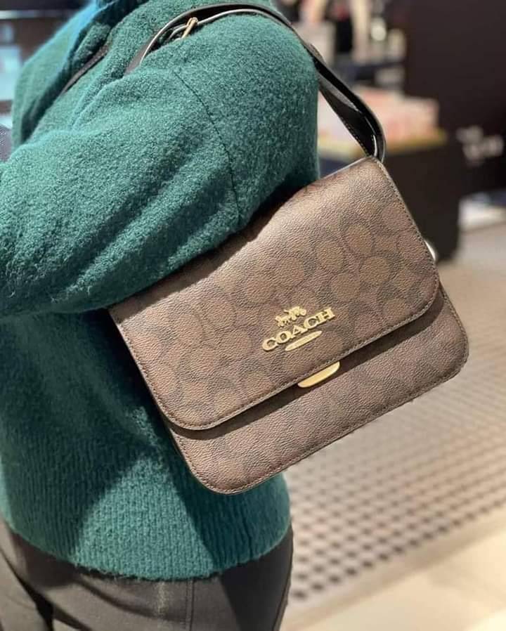 COACH BRYNN FLAP CROSSBODY IN SIGNATURE CANVAS (COACH C5633)🍁สวยหรู ทะลุ เกินเบอร์มาก//กระเป๋าสะพายข้าง หรือจะถือเป็นครัชก็เก๋แบบเลิศๆ>> มีสายยาวถอดได้ ปรับระดับได้ //วัสดุหนังแคนวาส ตกแต่งดีเทลหรูด้วยหนังแท้ และอะไหล่สีทอง งานสวย คมกริบ //เ