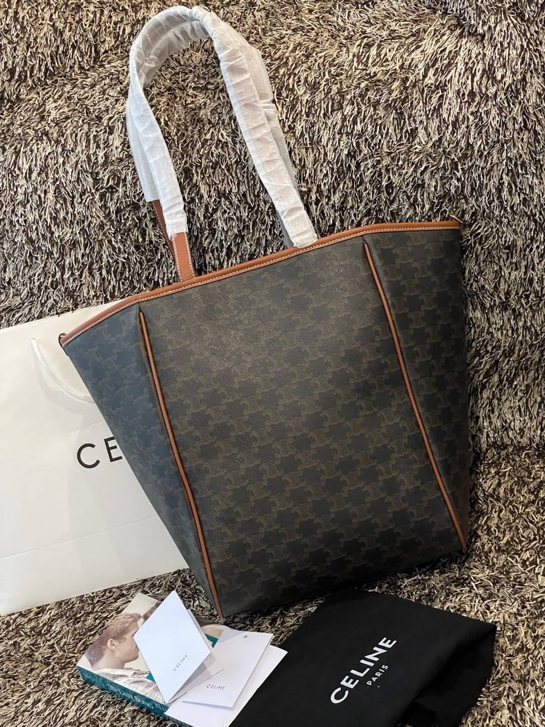 Celine Medium shopping bag in Triomphe canvas มาในรูปแบบ กระเป๋า Shopping Bag ใบสวยสง่า เป็นกระเป๋าดีไซน์เรียบง่าย แมตช์ได้กับทุกชุด ผลิตจากผ้าแคนวาสชนิดพิเศษซึ่งโดดเด่นด้วยลายเอกลักษณ์ของ Triompe เป็นใบที่เหมาะกับการใช้ประจำวันเป็นอย่างมาก ด้วยรูปทรงสี่เ