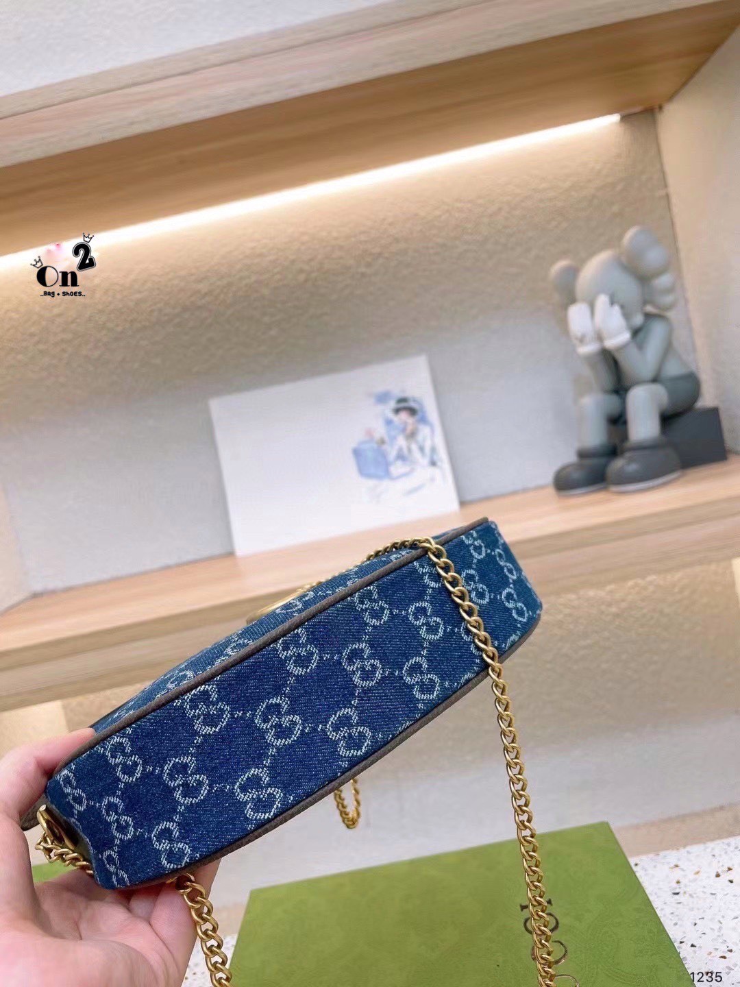 Gucci GG Marmont half-moon-shaped mini bag กระเป๋าคล้องไหล่ ความตัวแม่สายแฟชั่น ต้องกระเป๋าทรงจันทร์เสี้ยวแบบสับค่ะ! ความโค้งมนใช้งานง่าย เอามาสะพายก็คือชนะเลิศไปเลย ภาพถ่ายจากงานขายจริง ใช้งานต่างประเทศได้